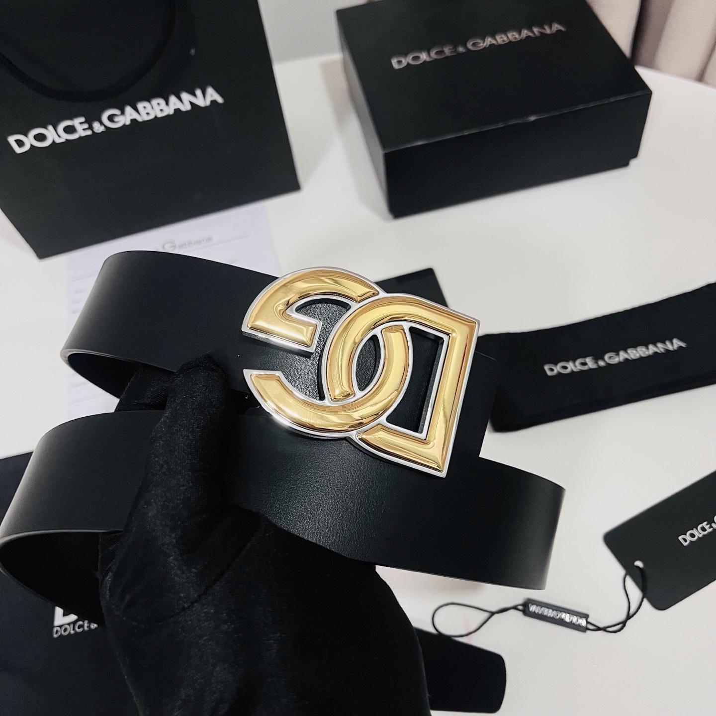 Dolce&Gabbana 新款 金色电镀金属徽标搭扣•搭扣下方设有点扣• 无镍搭扣与配件• 意大利制造