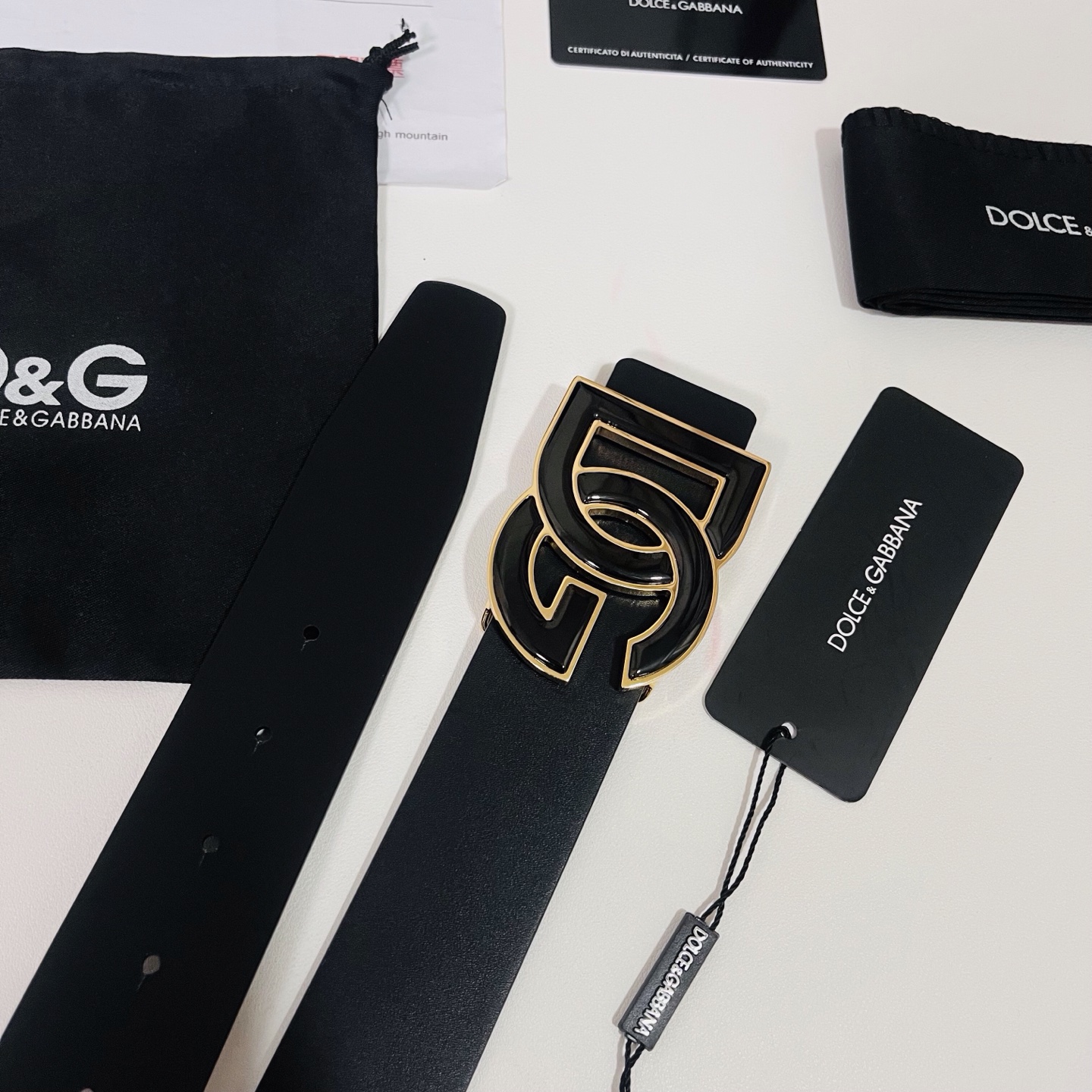 Dolce&Gabbana 新款 金色电镀金属徽标搭扣•搭扣下方设有点扣• 无镍搭扣与配件• 意大利制造