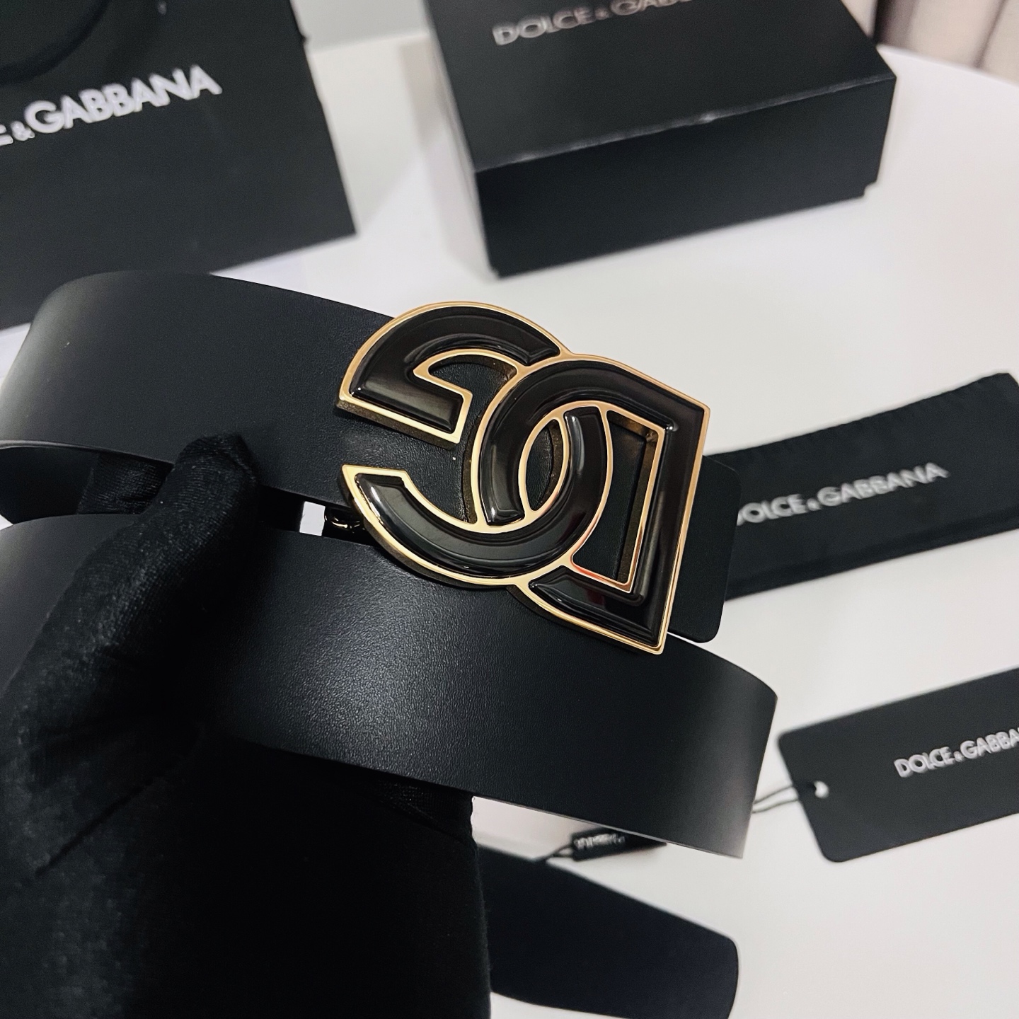 Dolce&Gabbana 新款 金色电镀金属徽标搭扣•搭扣下方设有点扣• 无镍搭扣与配件• 意大利制造