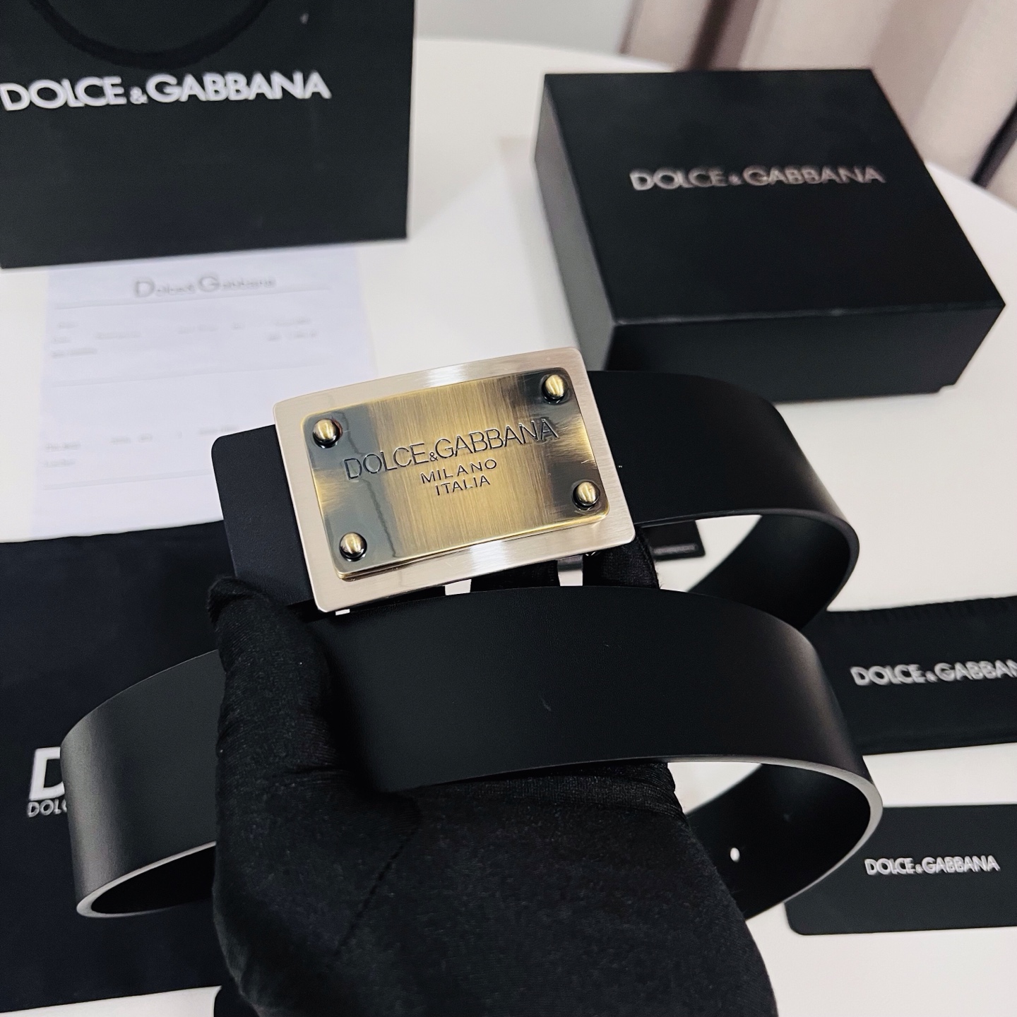 Dolce&Gabbana 新款 金色电镀金属徽标搭扣•搭扣下方设有点扣• 无镍搭扣与配件• 意大利制造