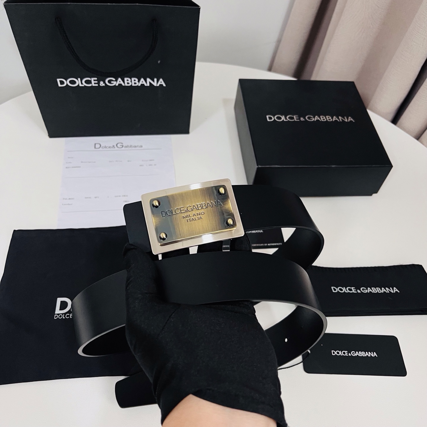 Dolce&Gabbana 新款 金色电镀金属徽标搭扣•搭扣下方设有点扣• 无镍搭扣与配件• 意大利制造