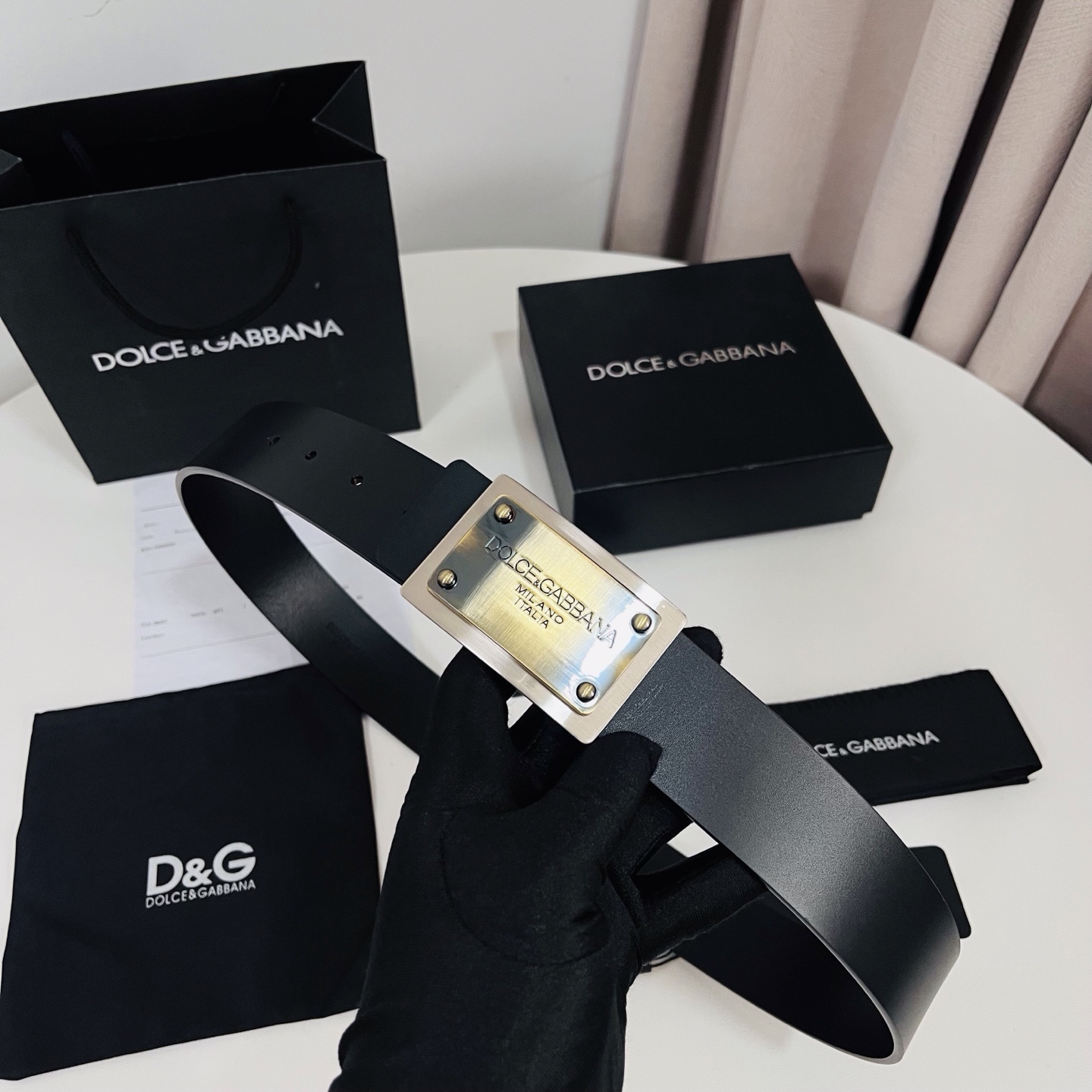 Dolce&Gabbana 新款 金色电镀金属徽标搭扣•搭扣下方设有点扣• 无镍搭扣与配件• 意大利制造