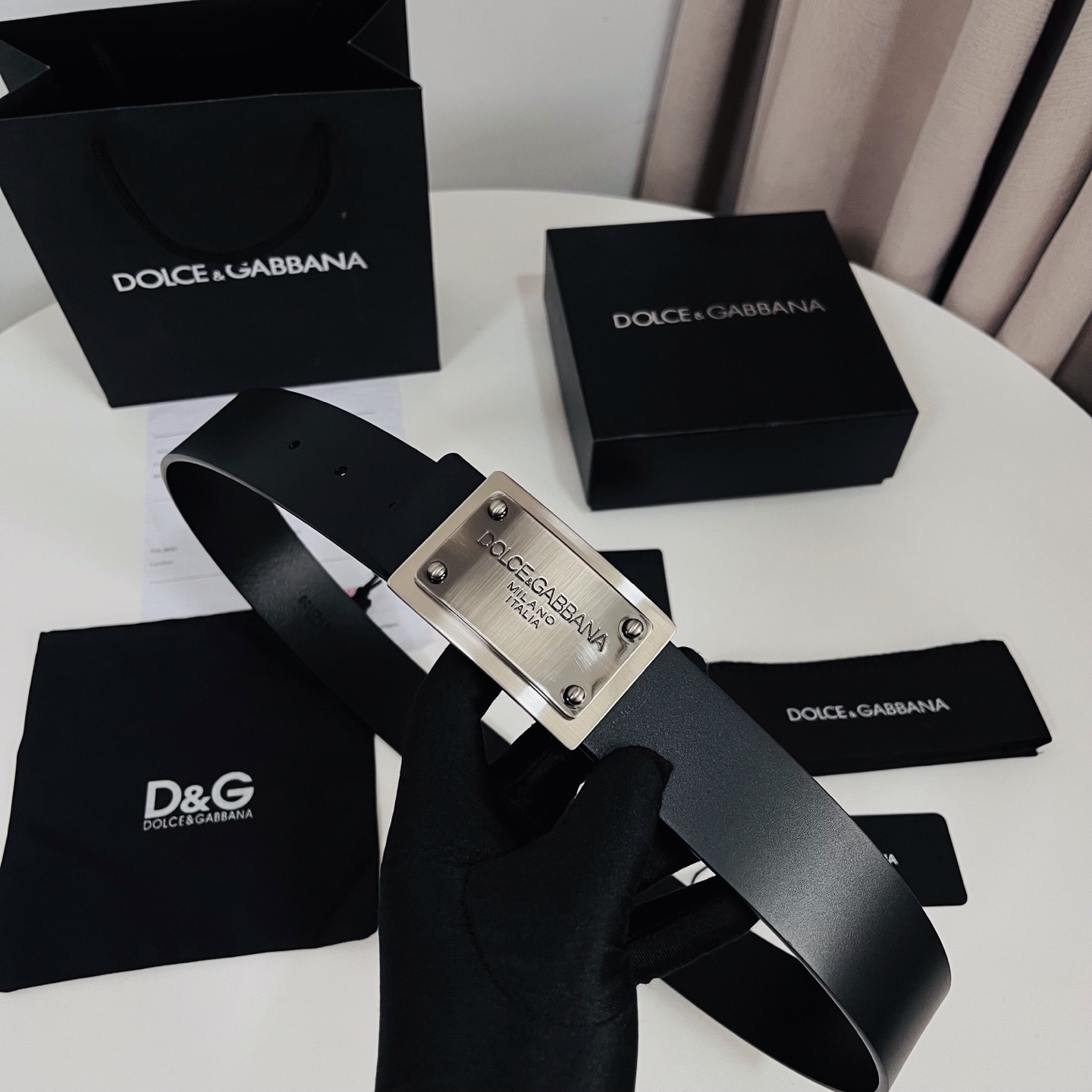 Dolce&Gabbana 新款 金色电镀金属徽标搭扣•搭扣下方设有点扣• 无镍搭扣与配件• 意大利制造