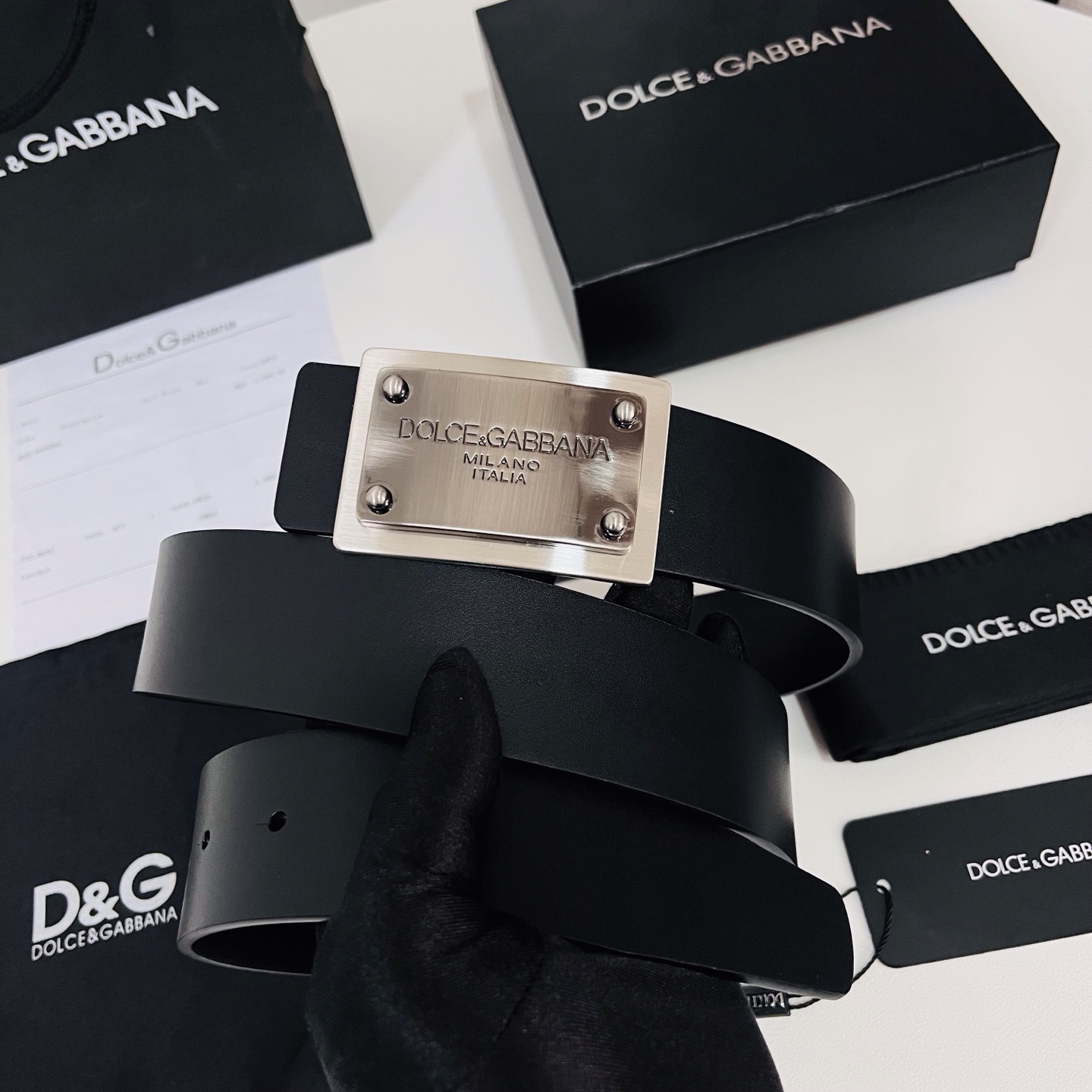 Dolce&Gabbana 新款 金色电镀金属徽标搭扣•搭扣下方设有点扣• 无镍搭扣与配件• 意大利制造