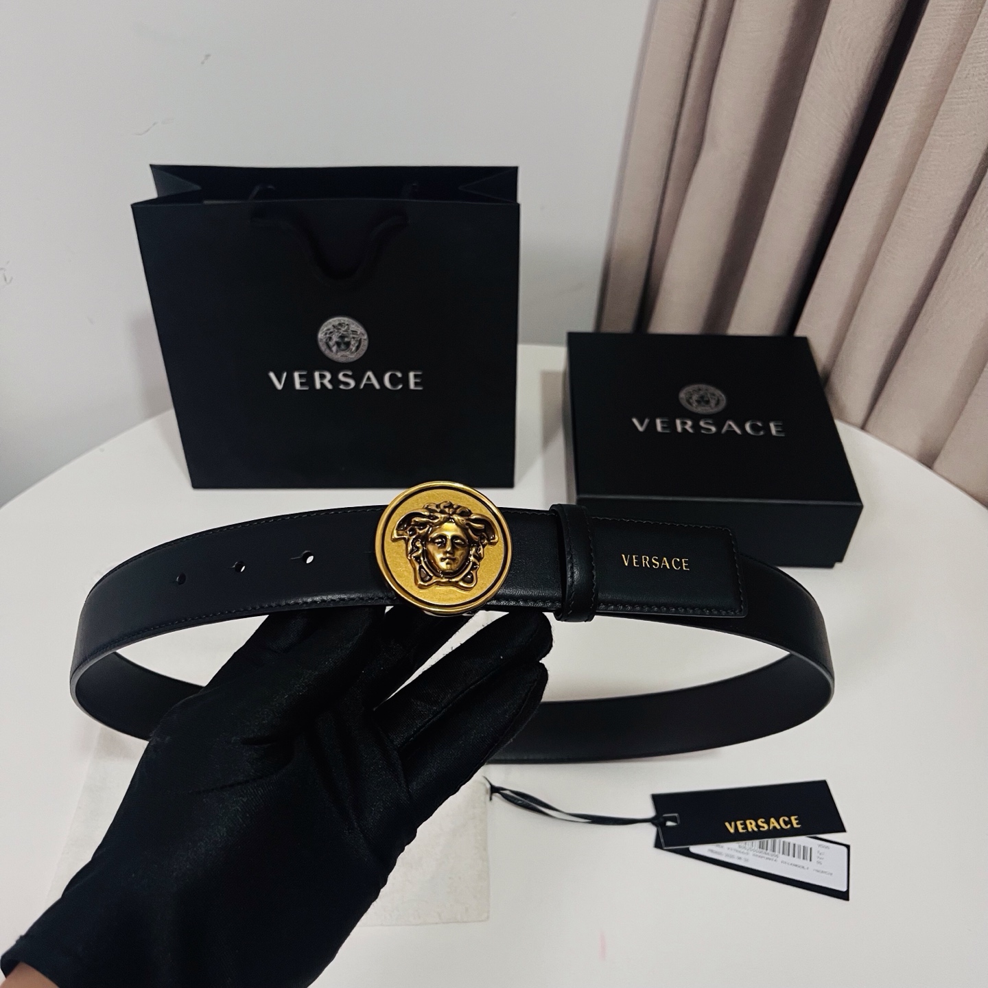 范思哲 新款 牛皮革腰带，饰有Versace Logo字样，配有圆形金属搭扣，搭扣采用复古饰面，镶嵌立体