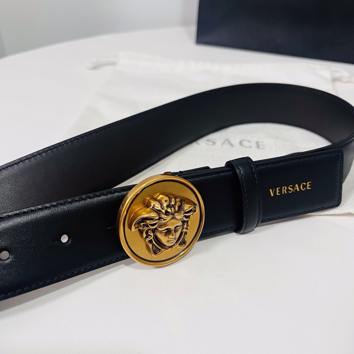 范思哲 新款 牛皮革腰带，饰有Versace Logo字样，配有圆形金属搭扣，搭扣采用复古饰面，镶嵌立体