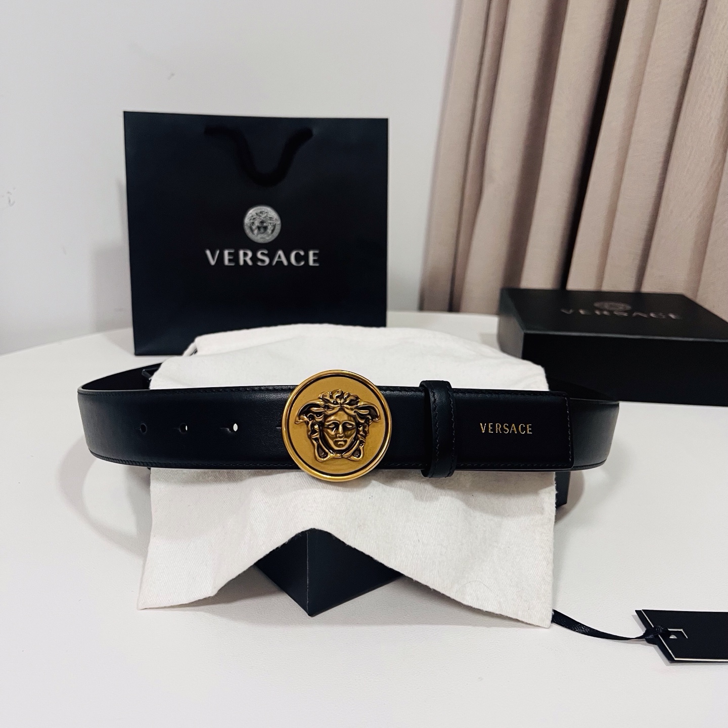 范思哲 新款 牛皮革腰带，饰有Versace Logo字样，配有圆形金属搭扣，搭扣采用复古饰面，镶嵌立体