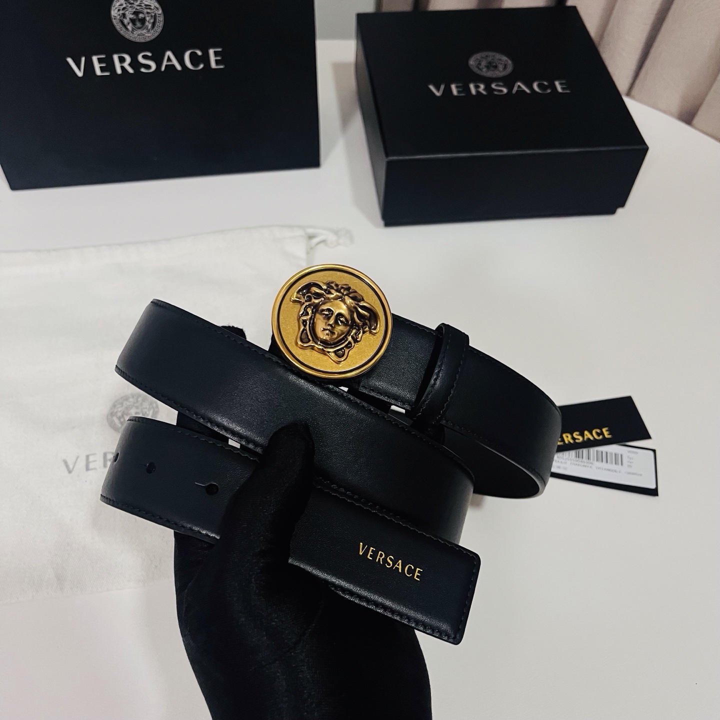 范思哲 新款 牛皮革腰带，饰有Versace Logo字样，配有圆形金属搭扣，搭扣采用复古饰面，镶嵌立体
