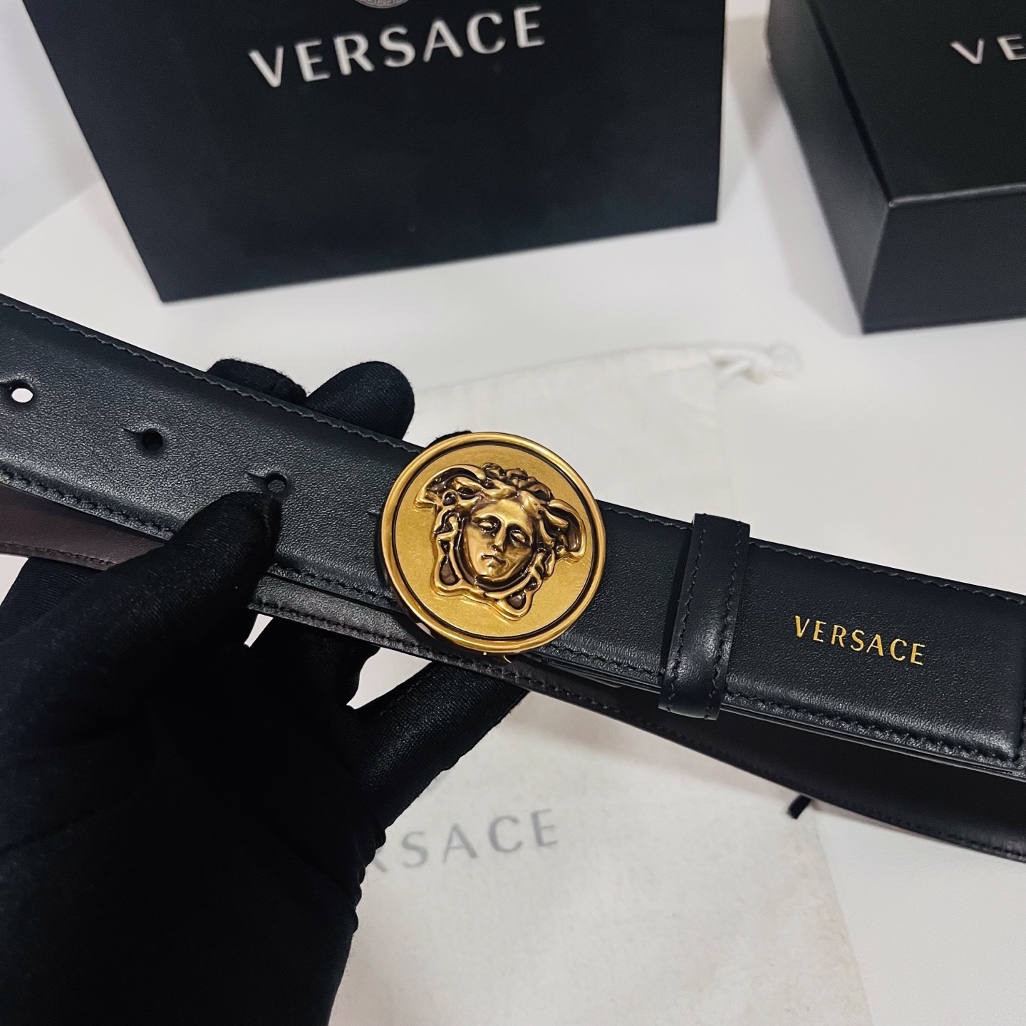 范思哲 新款 牛皮革腰带，饰有Versace Logo字样，配有圆形金属搭扣，搭扣采用复古饰面，镶嵌立体