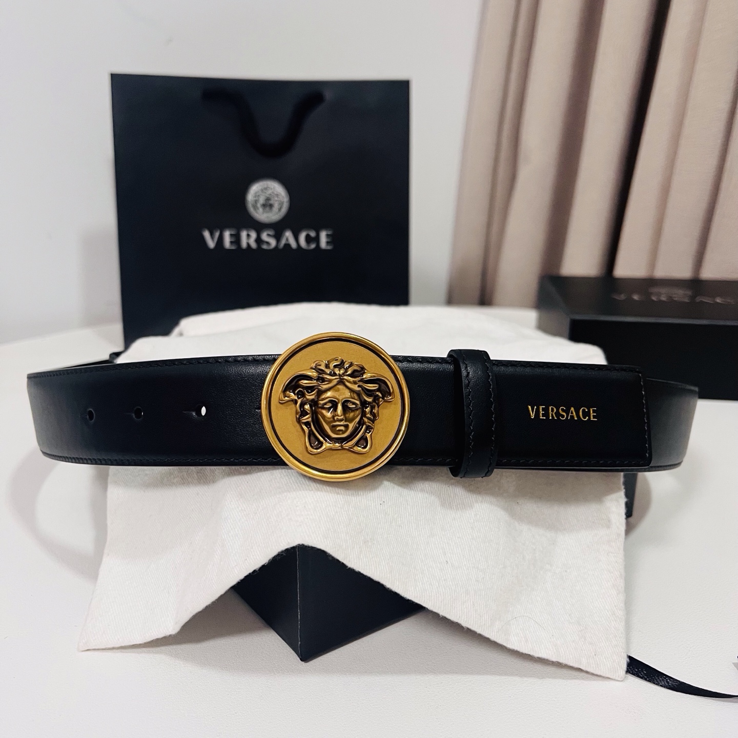 范思哲 新款 牛皮革腰带，饰有Versace Logo字样，配有圆形金属搭扣，搭扣采用复古饰面，镶嵌立体