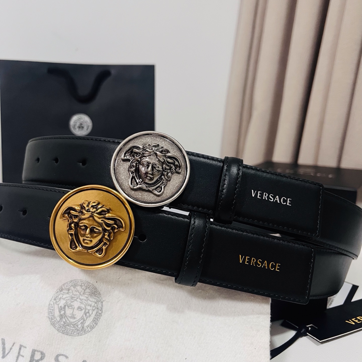 范思哲 新款 牛皮革腰带，饰有Versace Logo字样，配有圆形金属搭扣，搭扣采用复古饰面，镶嵌立体