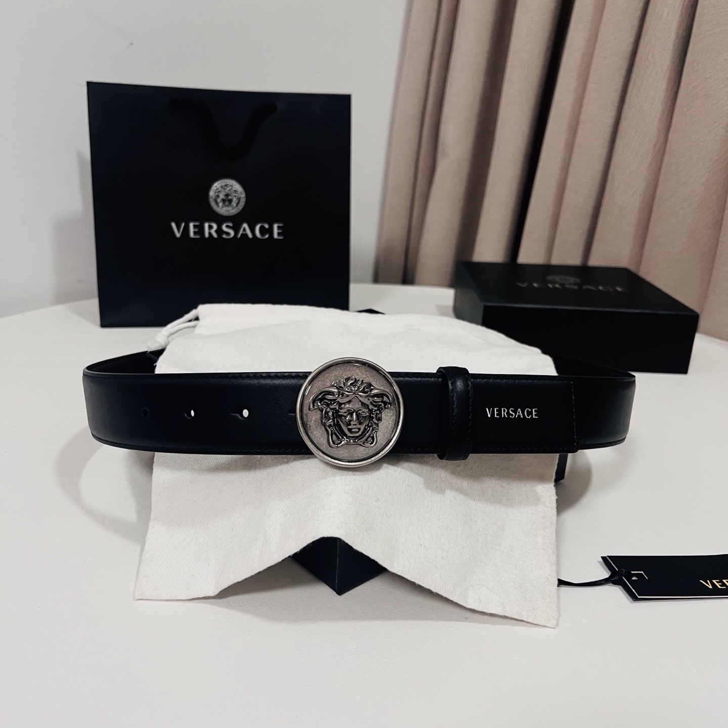 范思哲 新款 牛皮革腰带，饰有Versace Logo字样，配有圆形金属搭扣，搭扣采用复古饰面，镶嵌立体