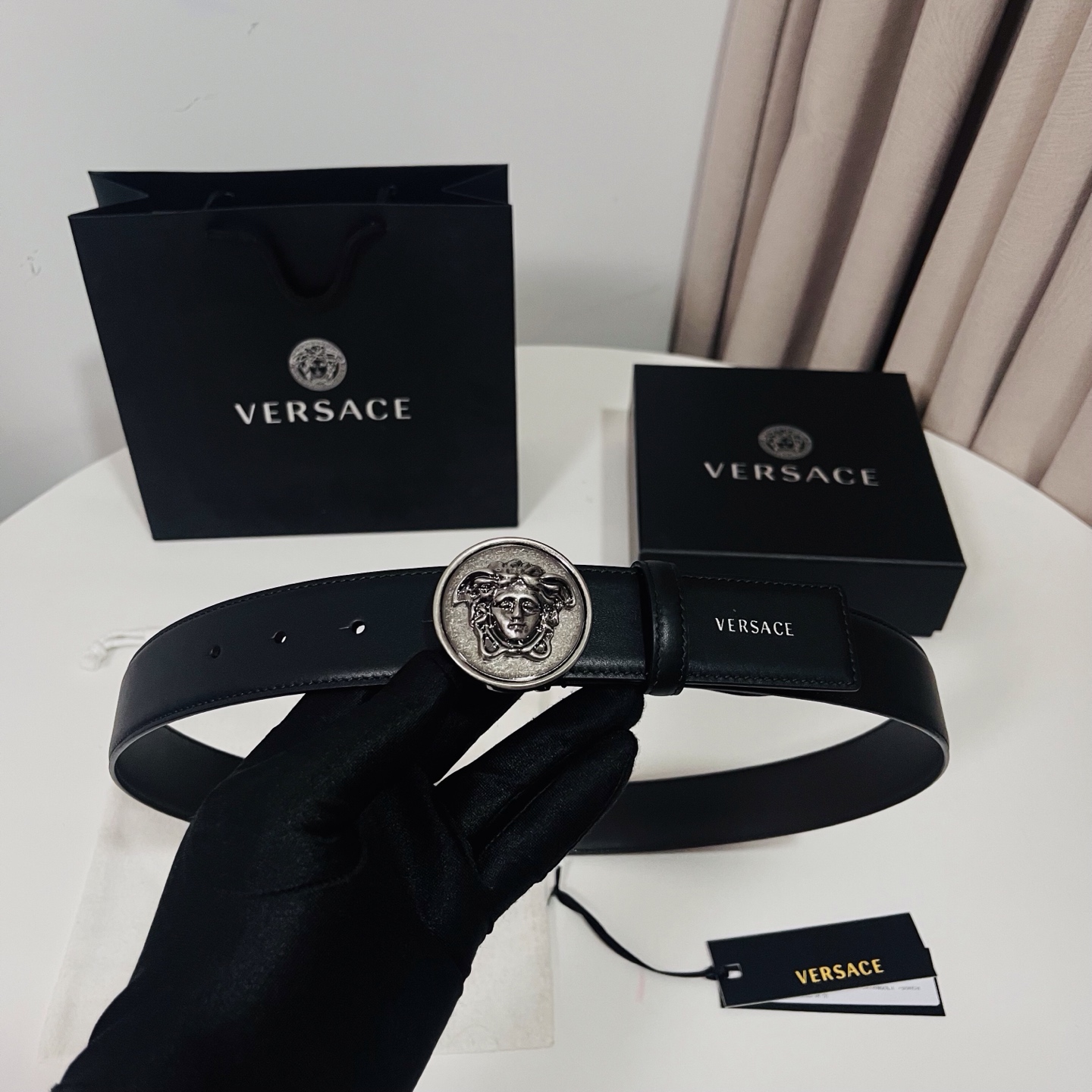 范思哲 新款 牛皮革腰带，饰有Versace Logo字样，配有圆形金属搭扣，搭扣采用复古饰面，镶嵌立体