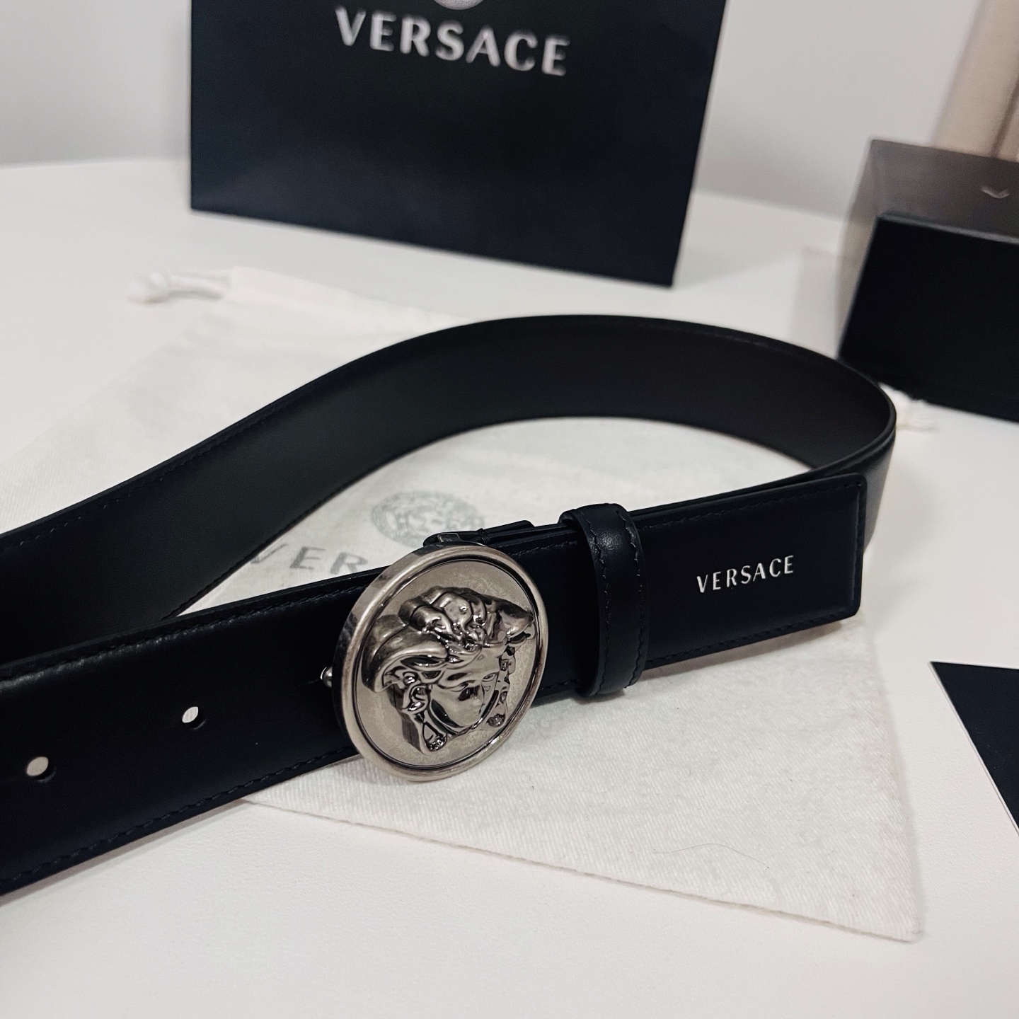 范思哲 新款 牛皮革腰带，饰有Versace Logo字样，配有圆形金属搭扣，搭扣采用复古饰面，镶嵌立体