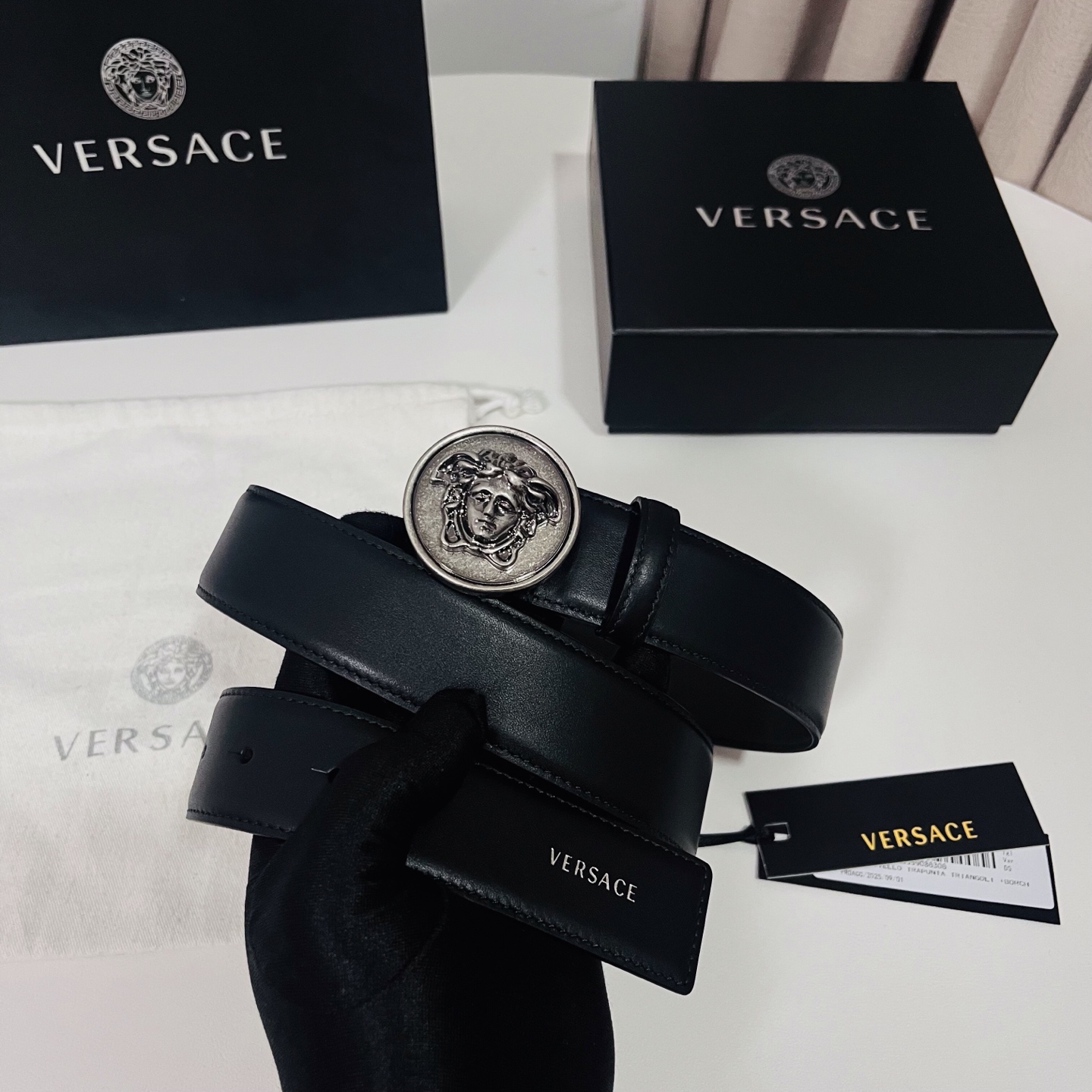 范思哲 新款 牛皮革腰带，饰有Versace Logo字样，配有圆形金属搭扣，搭扣采用复古饰面，镶嵌立体