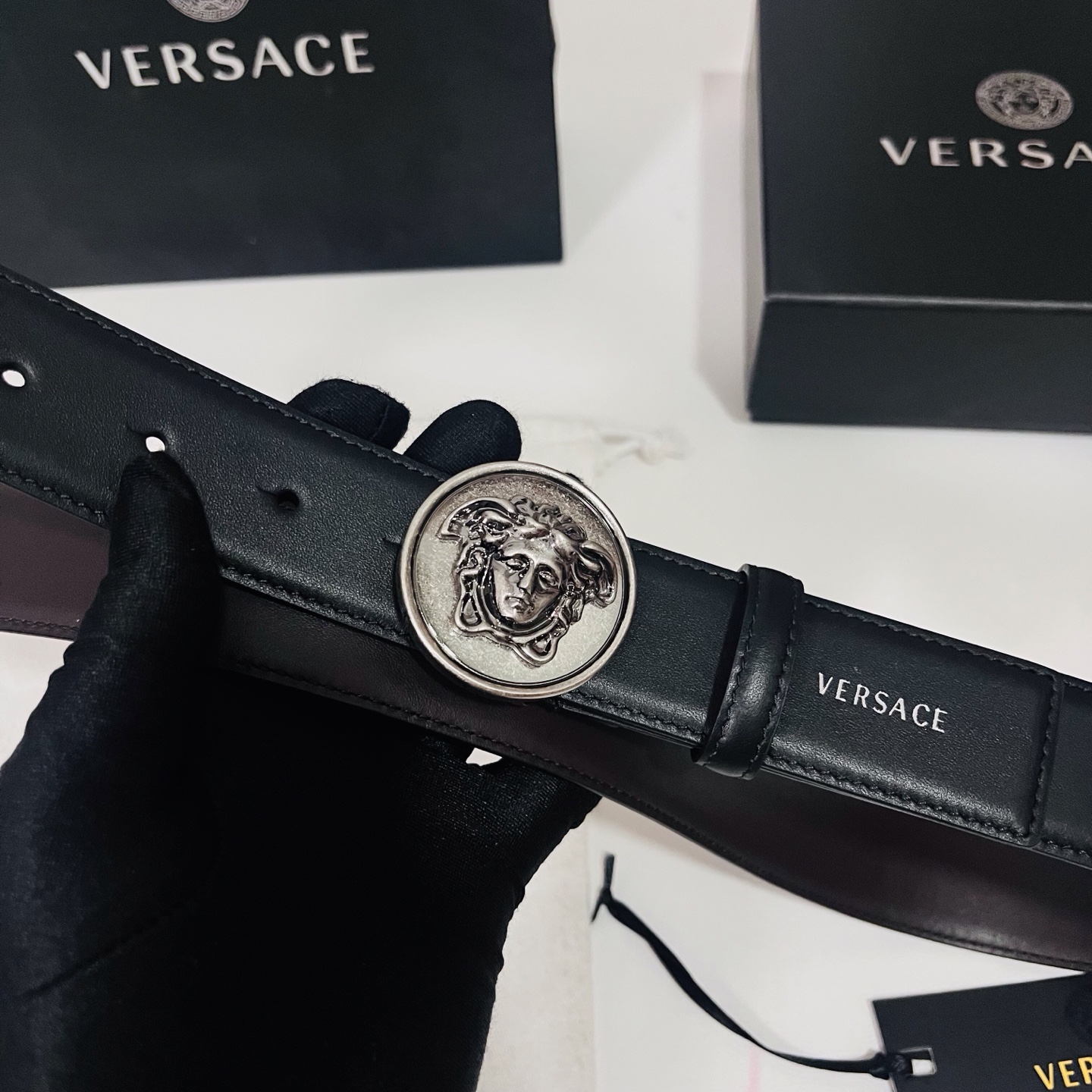 范思哲 新款 牛皮革腰带，饰有Versace Logo字样，配有圆形金属搭扣，搭扣采用复古饰面，镶嵌立体
