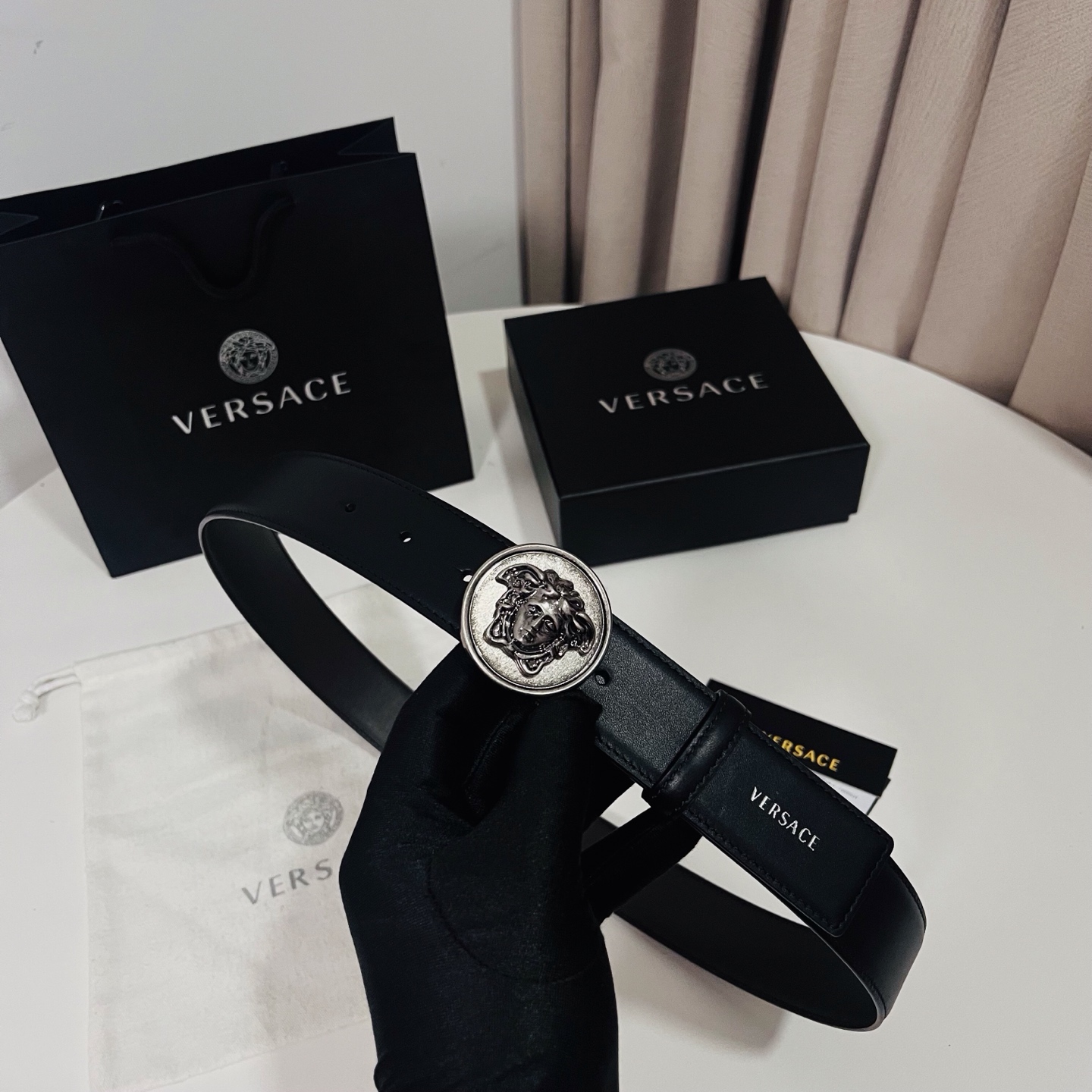 范思哲 新款 牛皮革腰带，饰有Versace Logo字样，配有圆形金属搭扣，搭扣采用复古饰面，镶嵌立体