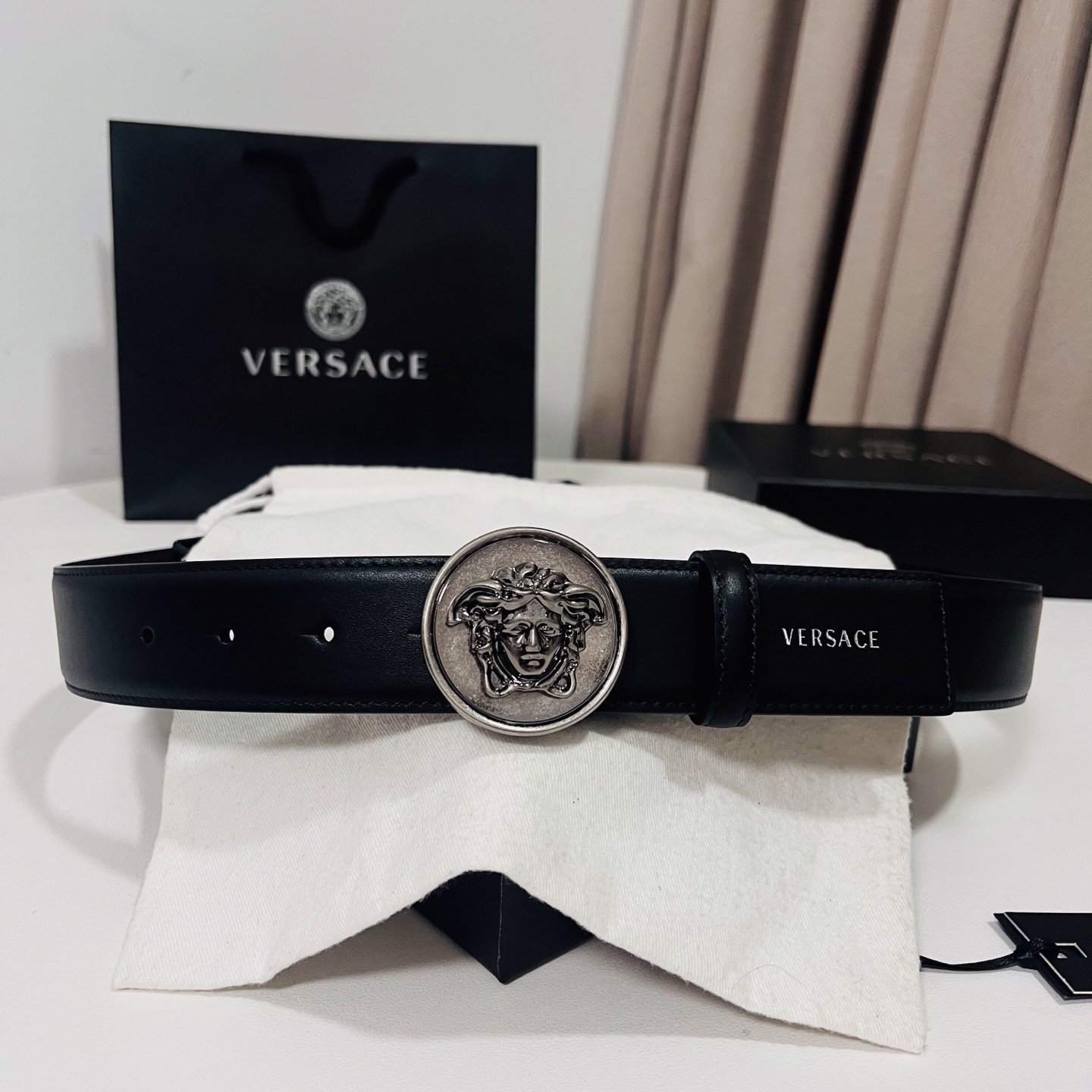 范思哲 新款 牛皮革腰带，饰有Versace Logo字样，配有圆形金属搭扣，搭扣采用复古饰面，镶嵌立体