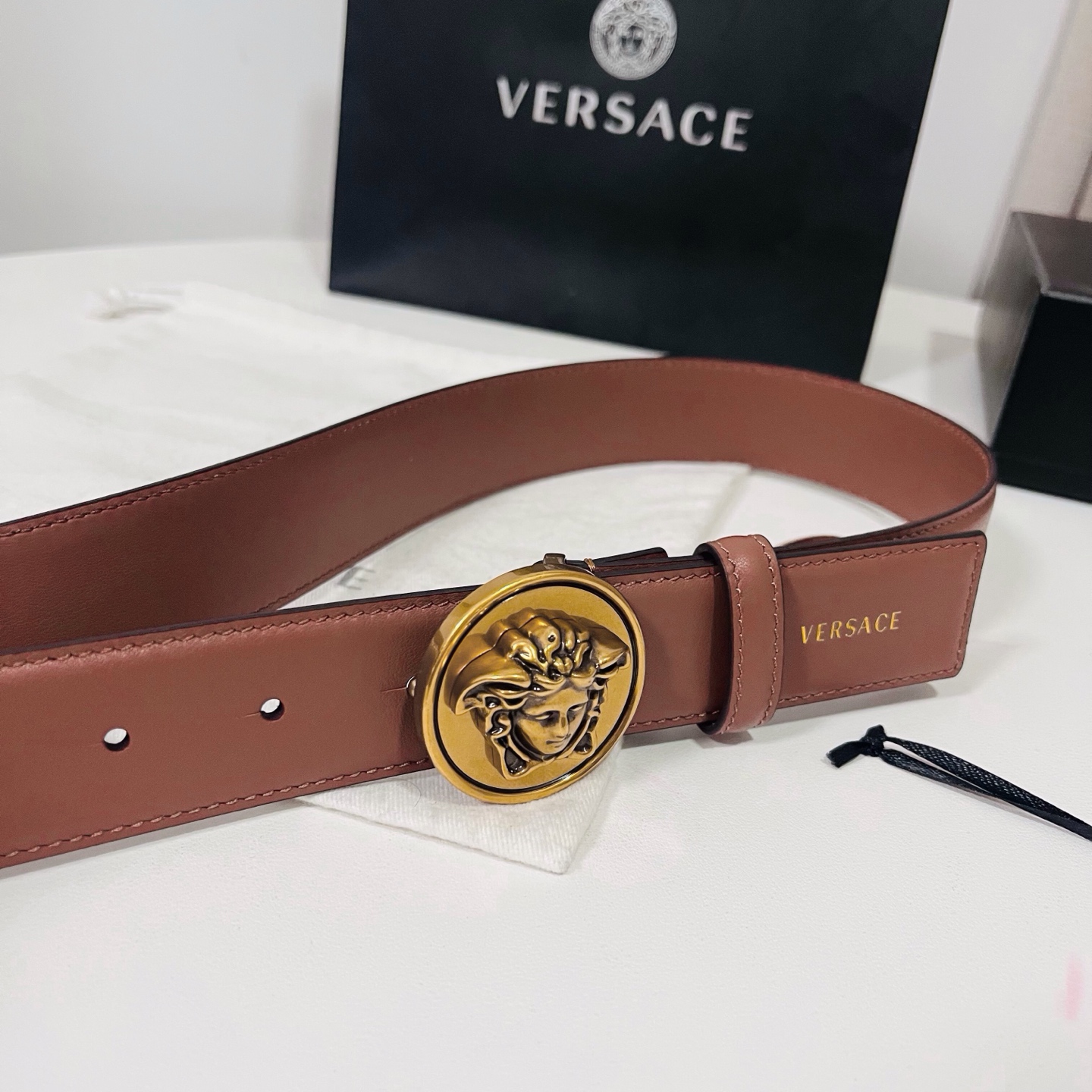 范思哲 新款 牛皮革腰带，饰有Versace Logo字样，配有圆形金属搭扣，搭扣采用复古饰面，镶嵌立体