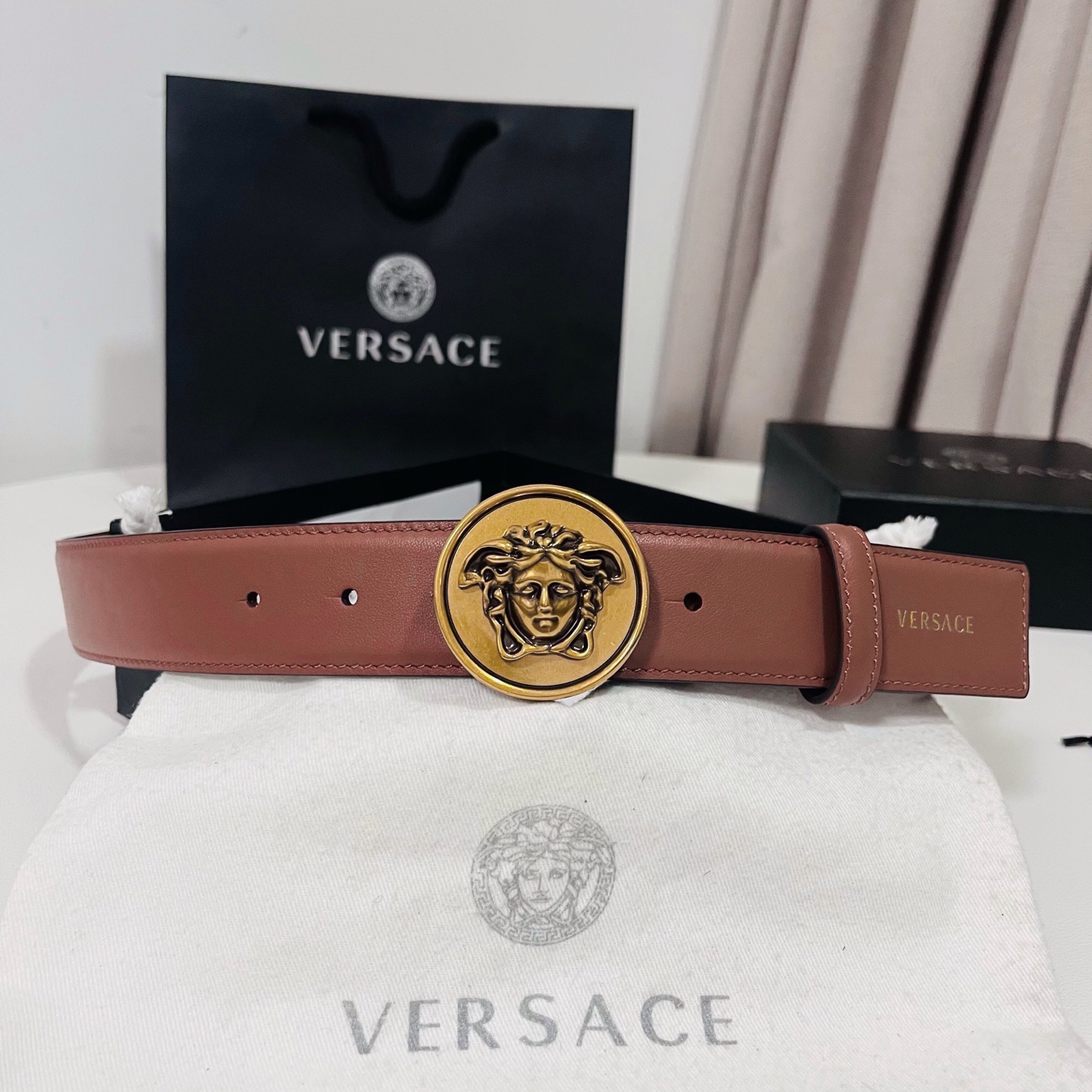 范思哲 新款 牛皮革腰带，饰有Versace Logo字样，配有圆形金属搭扣，搭扣采用复古饰面，镶嵌立体