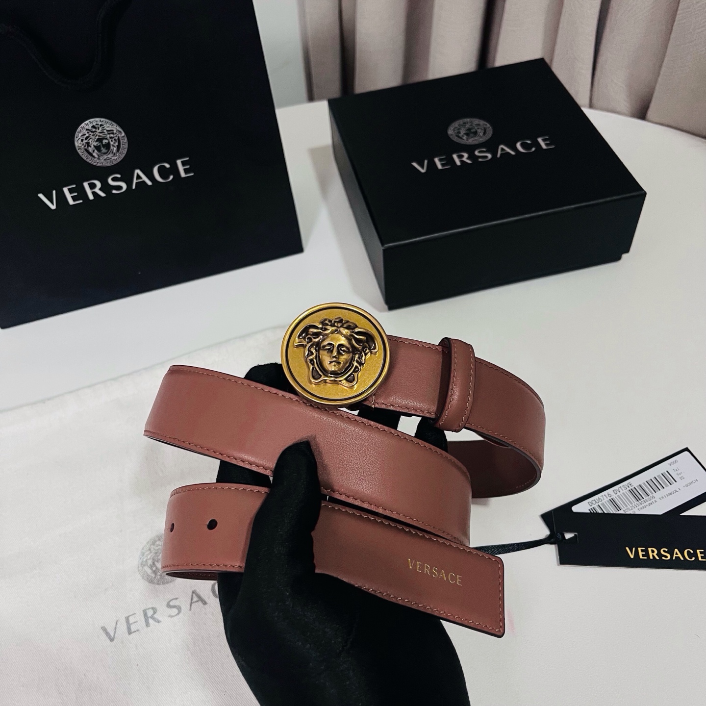 范思哲 新款 牛皮革腰带，饰有Versace Logo字样，配有圆形金属搭扣，搭扣采用复古饰面，镶嵌立体