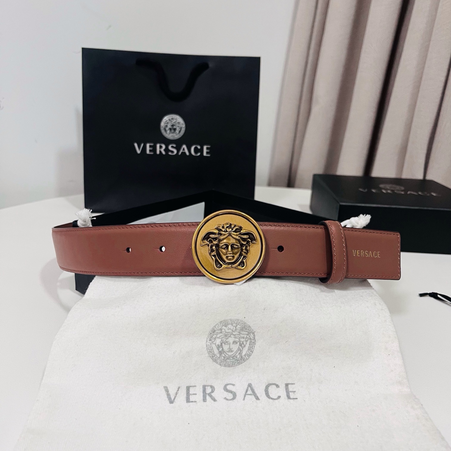 范思哲 新款 牛皮革腰带，饰有Versace Logo字样，配有圆形金属搭扣，搭扣采用复古饰面，镶嵌立体