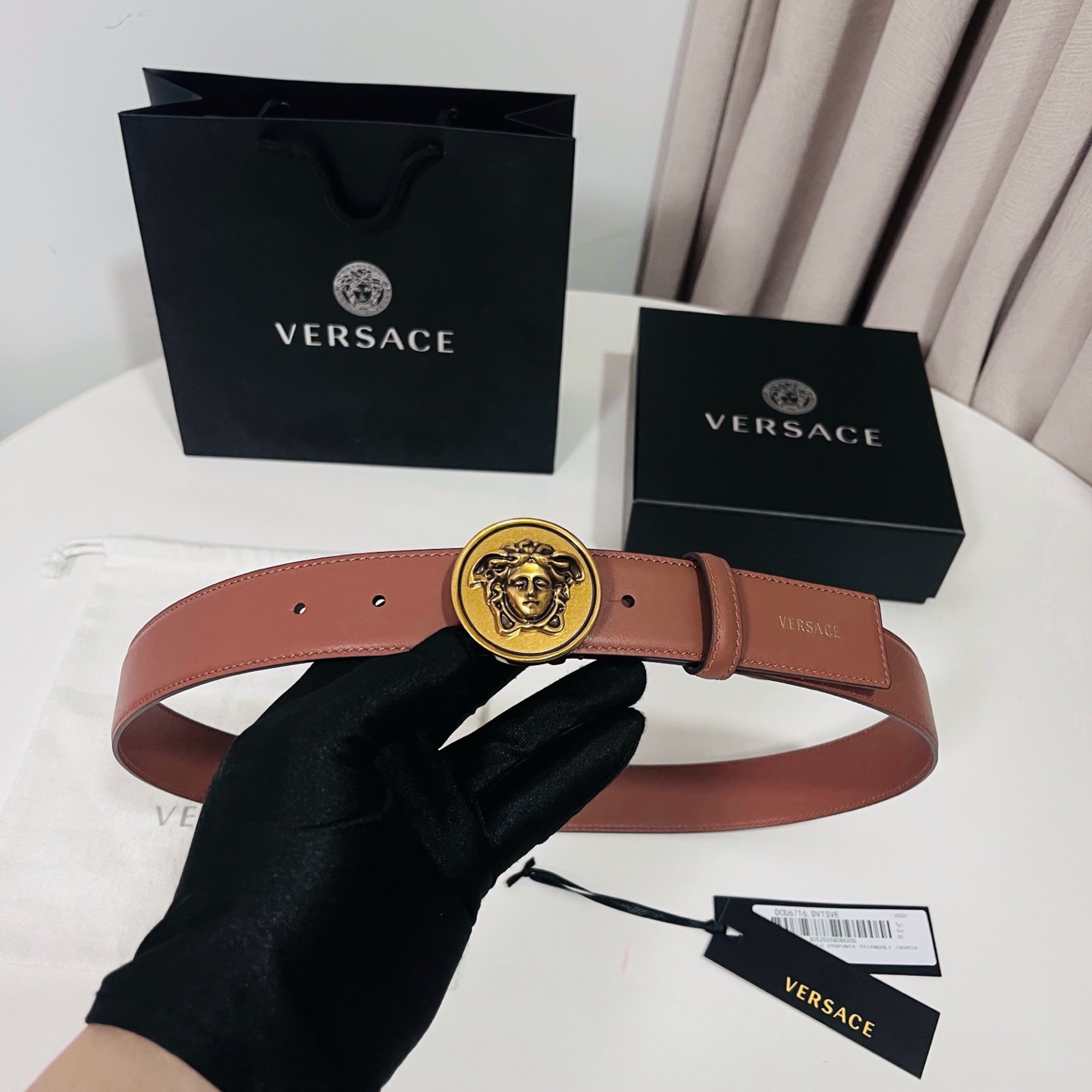 范思哲 新款 牛皮革腰带，饰有Versace Logo字样，配有圆形金属搭扣，搭扣采用复古饰面，镶嵌立体