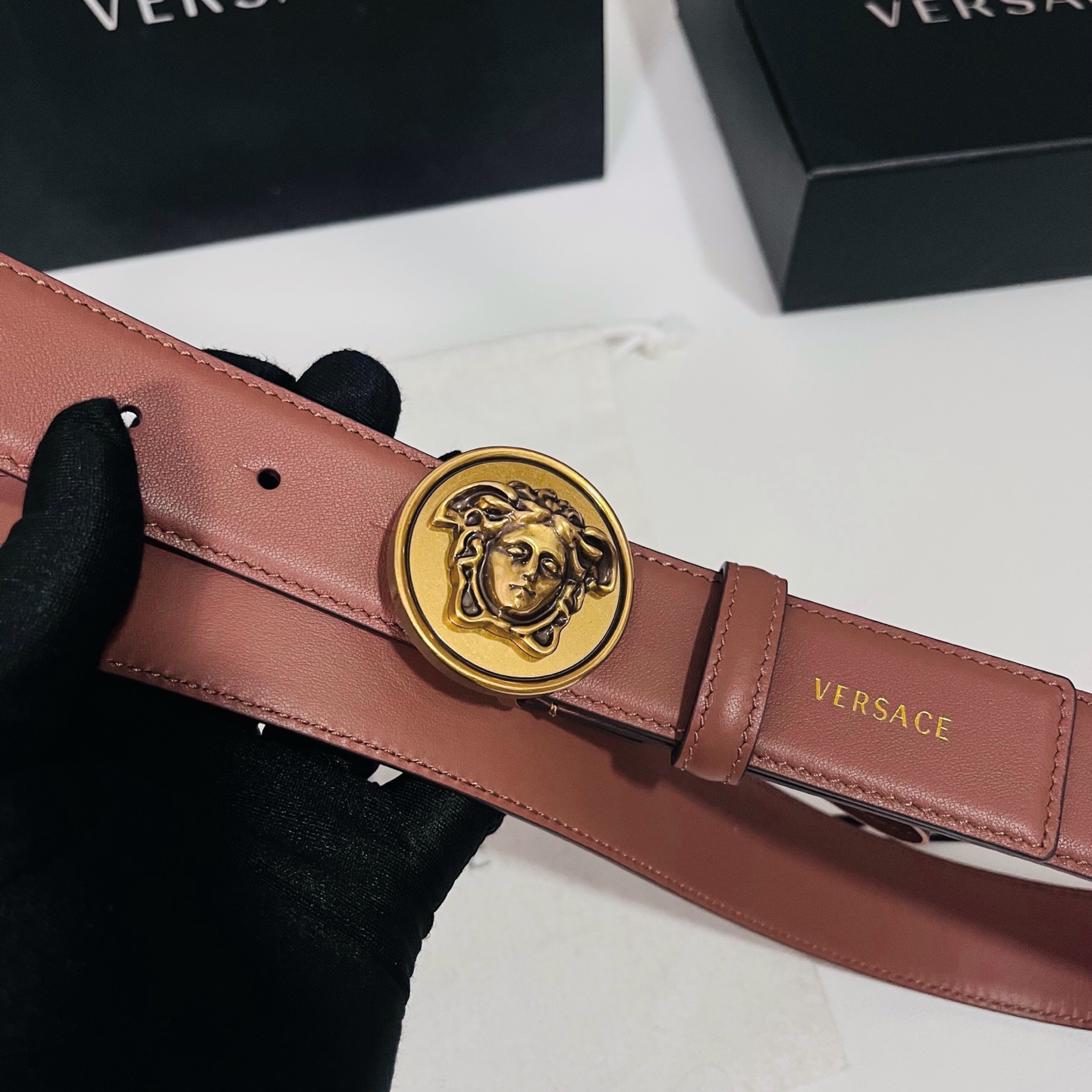 范思哲 新款 牛皮革腰带，饰有Versace Logo字样，配有圆形金属搭扣，搭扣采用复古饰面，镶嵌立体