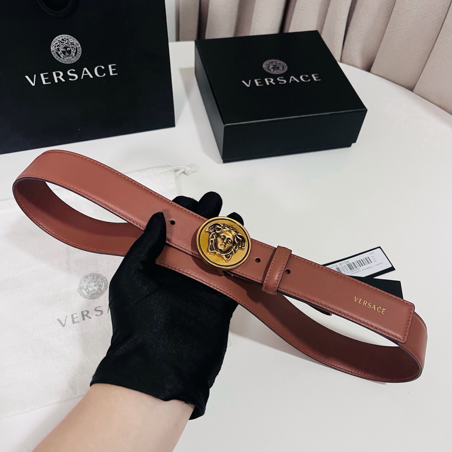 范思哲 新款 牛皮革腰带，饰有Versace Logo字样，配有圆形金属搭扣，搭扣采用复古饰面，镶嵌立体