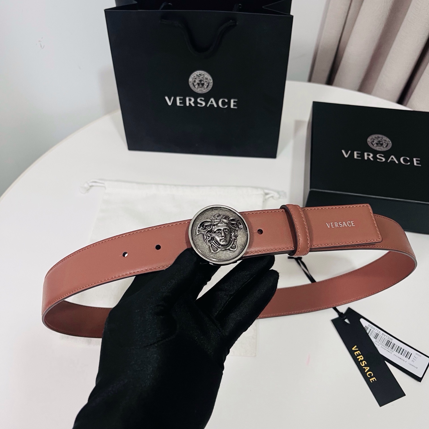 范思哲 新款 牛皮革腰带，饰有Versace Logo字样，配有圆形金属搭扣，搭扣采用复古饰面，镶嵌立体