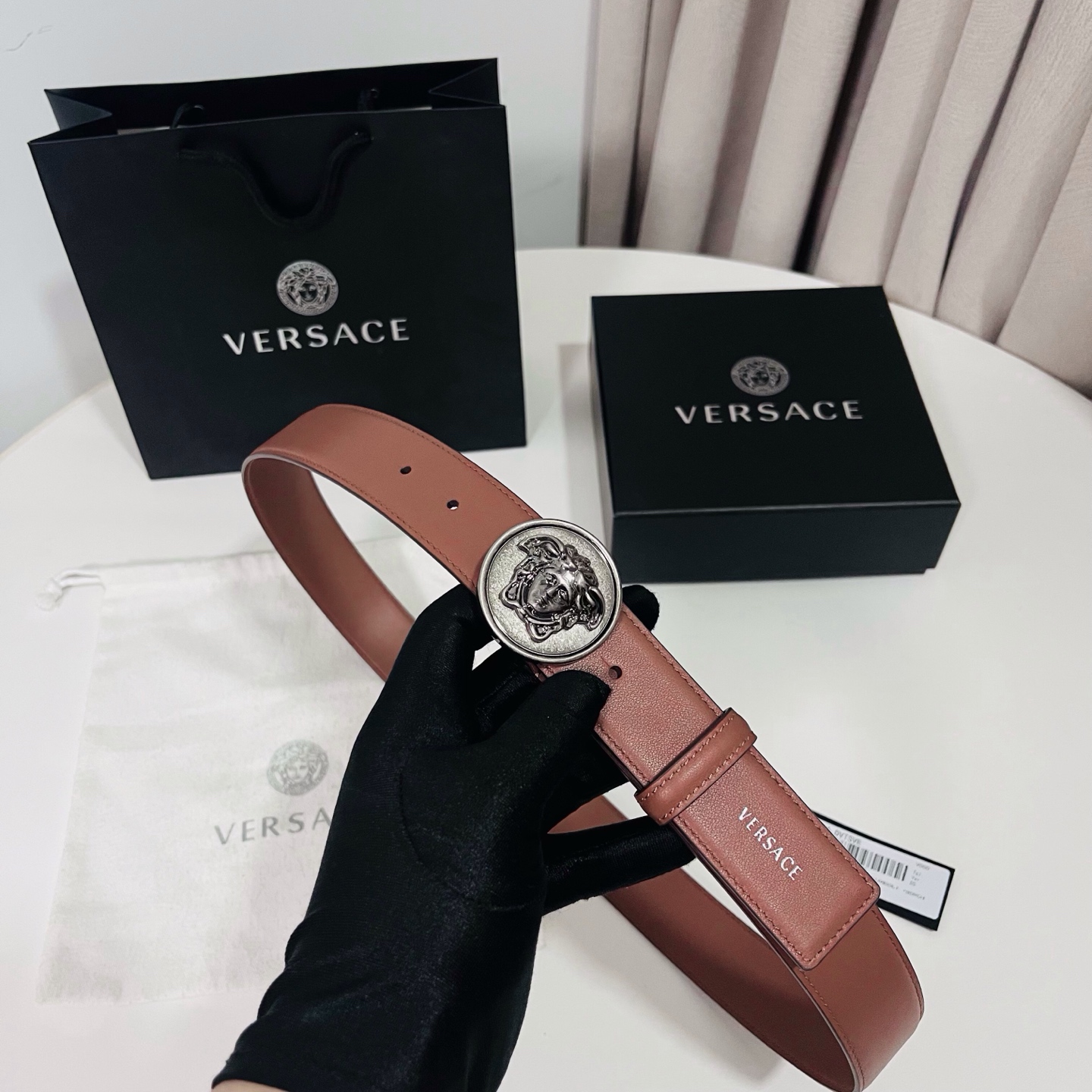 范思哲 新款 牛皮革腰带，饰有Versace Logo字样，配有圆形金属搭扣，搭扣采用复古饰面，镶嵌立体