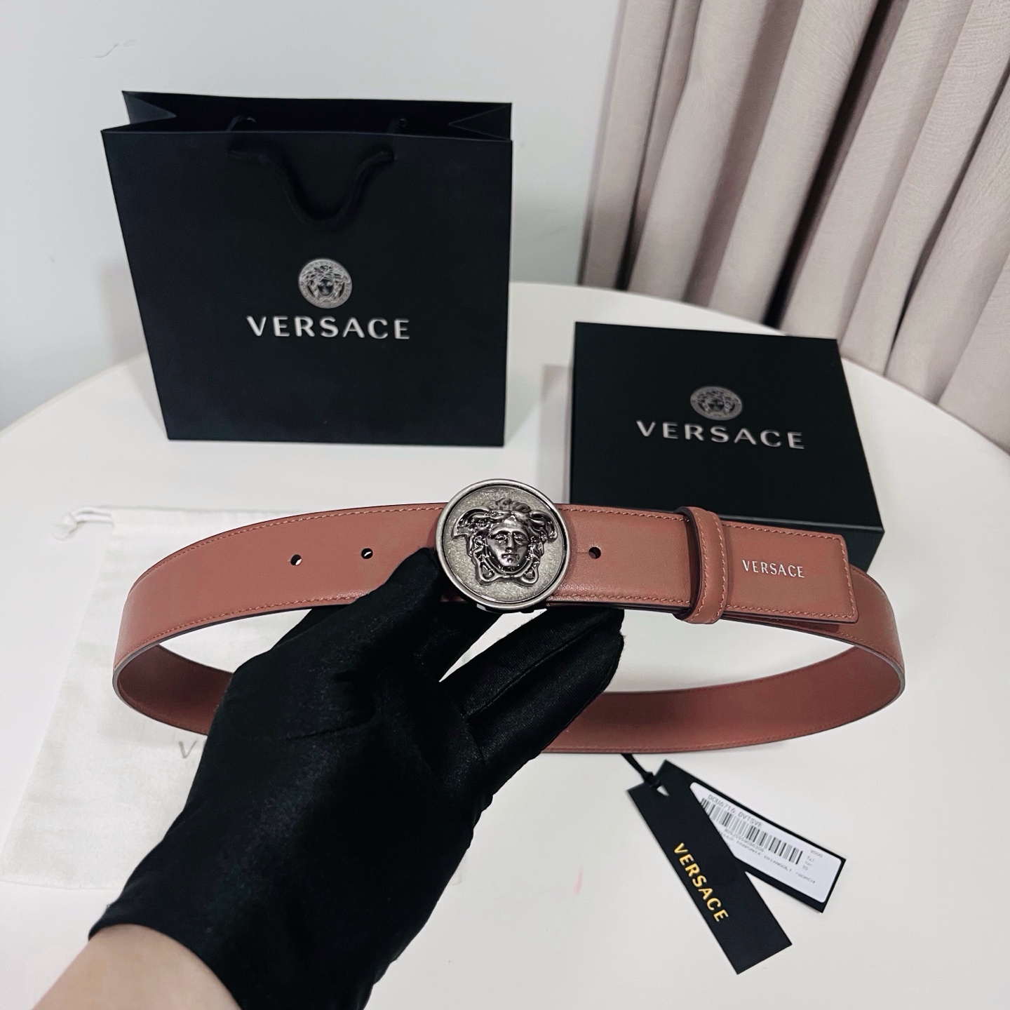 范思哲 新款 牛皮革腰带，饰有Versace Logo字样，配有圆形金属搭扣，搭扣采用复古饰面，镶嵌立体