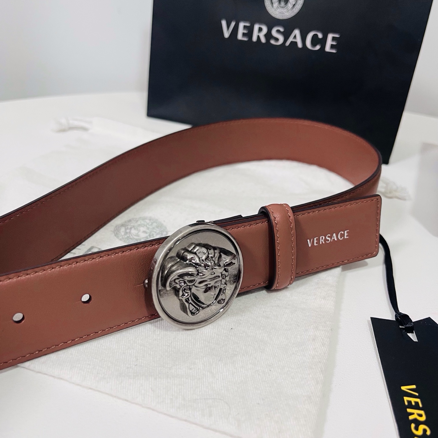 范思哲 新款 牛皮革腰带，饰有Versace Logo字样，配有圆形金属搭扣，搭扣采用复古饰面，镶嵌立体