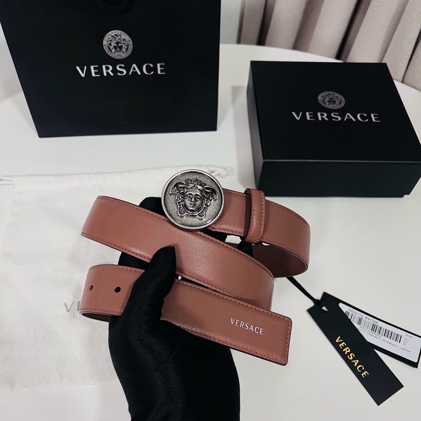 范思哲 新款 牛皮革腰带，饰有Versace Logo字样，配有圆形金属搭扣，搭扣采用复古饰面，镶嵌立体