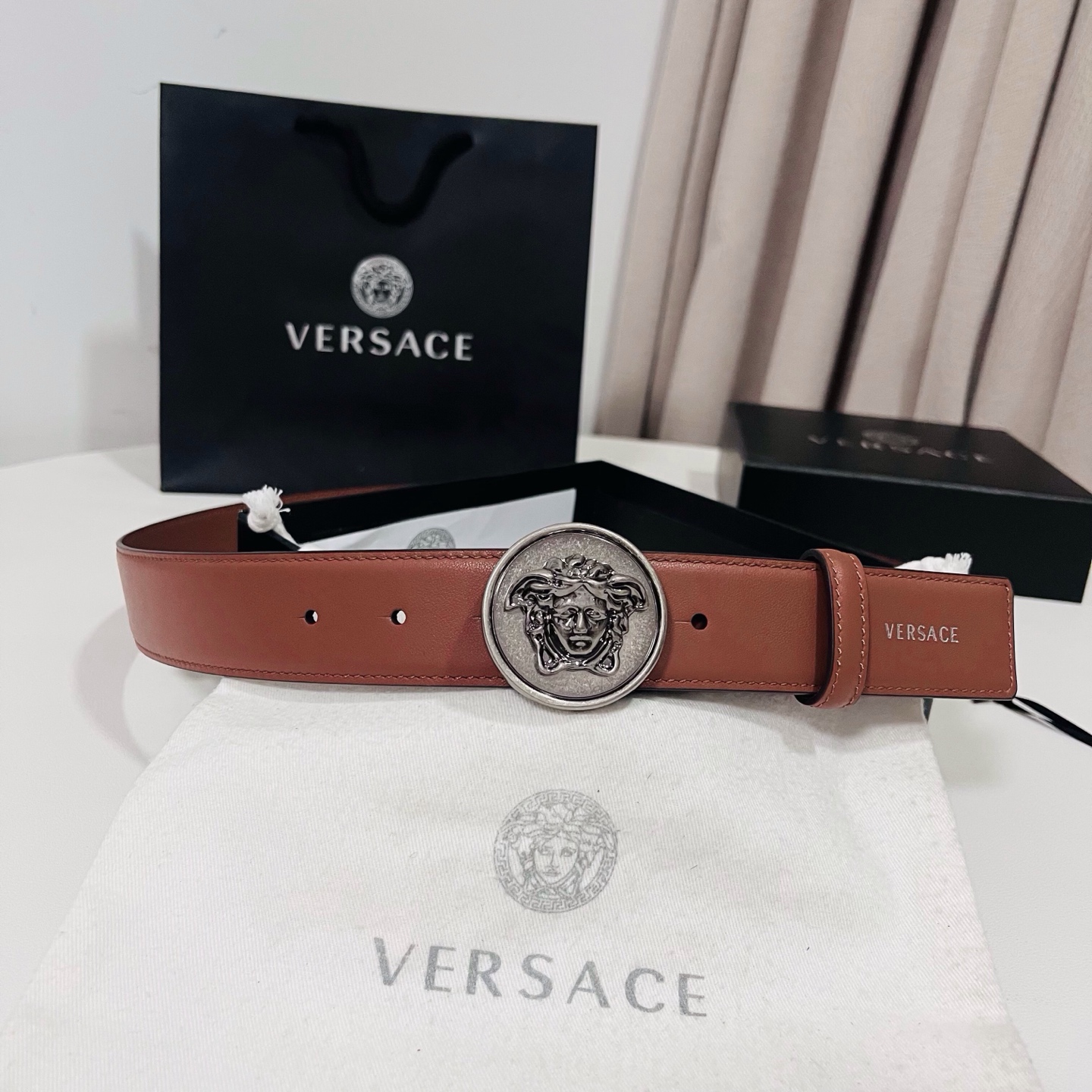 范思哲 新款 牛皮革腰带，饰有Versace Logo字样，配有圆形金属搭扣，搭扣采用复古饰面，镶嵌立体