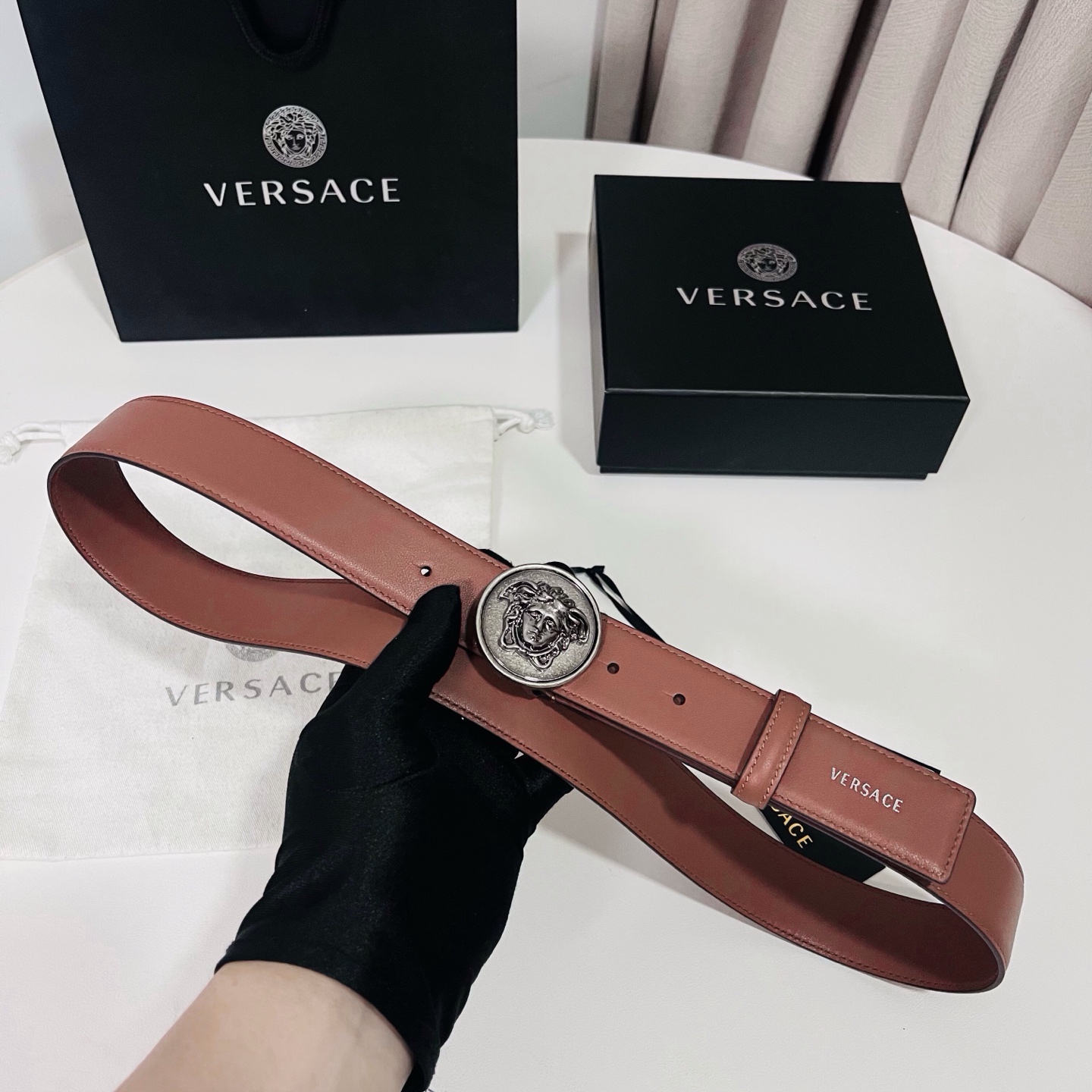 范思哲 新款 牛皮革腰带，饰有Versace Logo字样，配有圆形金属搭扣，搭扣采用复古饰面，镶嵌立体