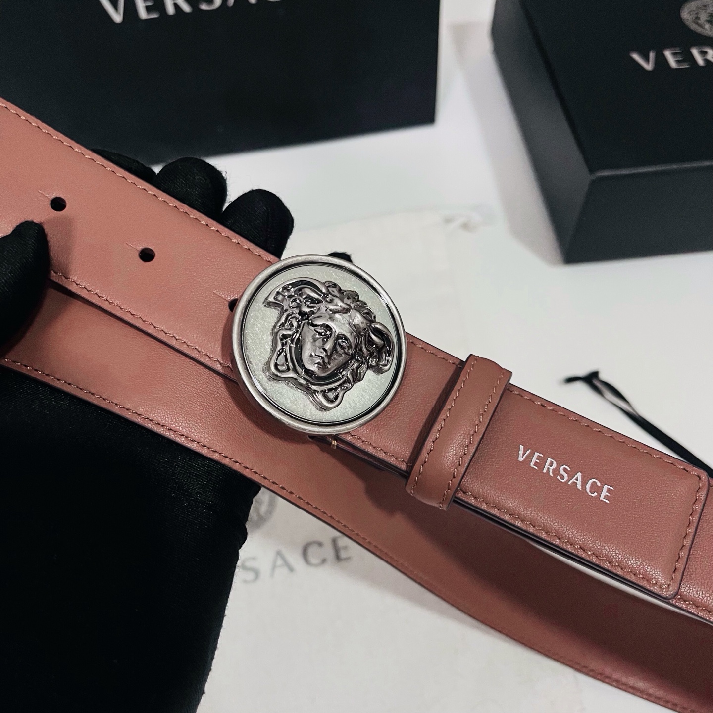 范思哲 新款 牛皮革腰带，饰有Versace Logo字样，配有圆形金属搭扣，搭扣采用复古饰面，镶嵌立体