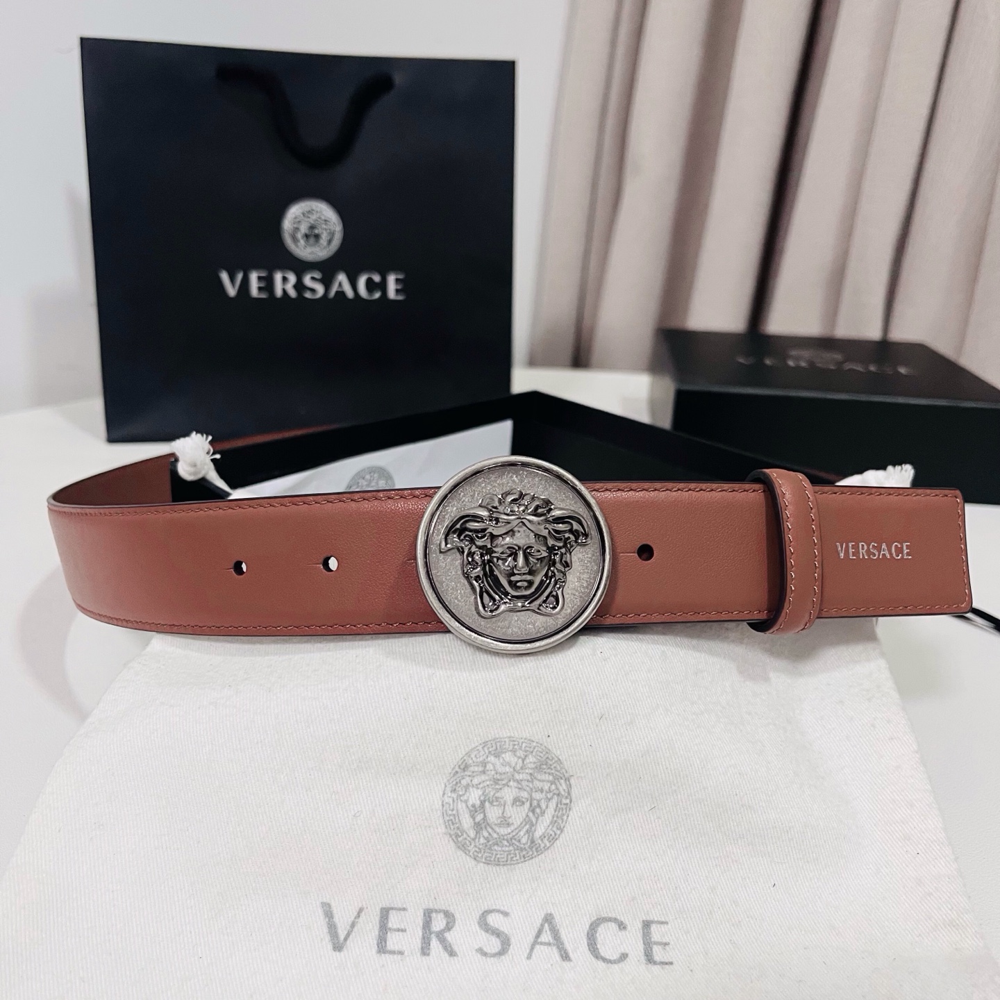 范思哲 新款 牛皮革腰带，饰有Versace Logo字样，配有圆形金属搭扣，搭扣采用复古饰面，镶嵌立体
