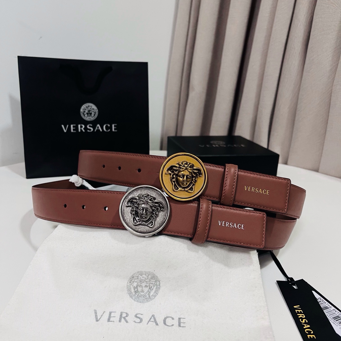 范思哲 新款 牛皮革腰带，饰有Versace Logo字样，配有圆形金属搭扣，搭扣采用复古饰面，镶嵌立体