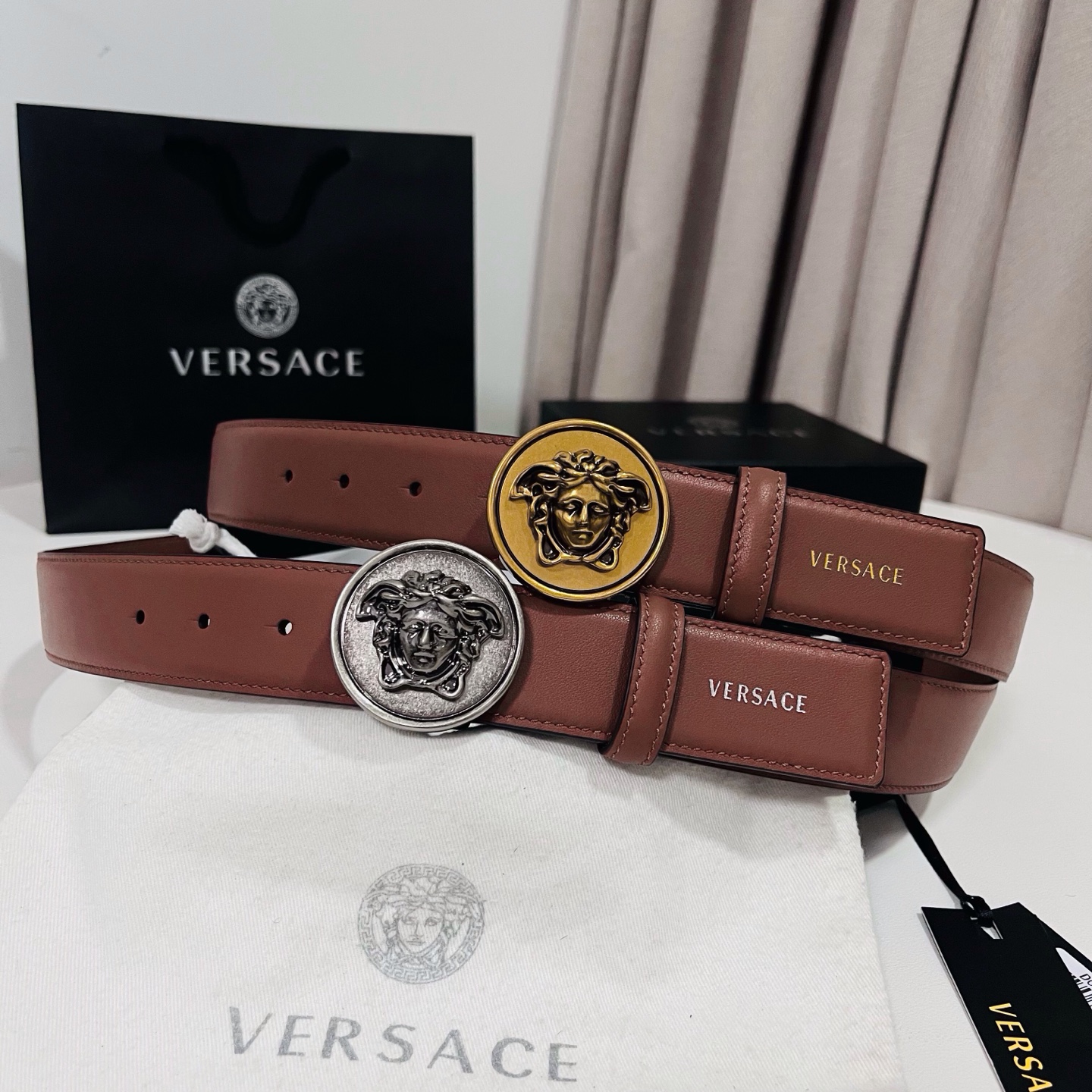 范思哲 新款 牛皮革腰带，饰有Versace Logo字样，配有圆形金属搭扣，搭扣采用复古饰面，镶嵌立体