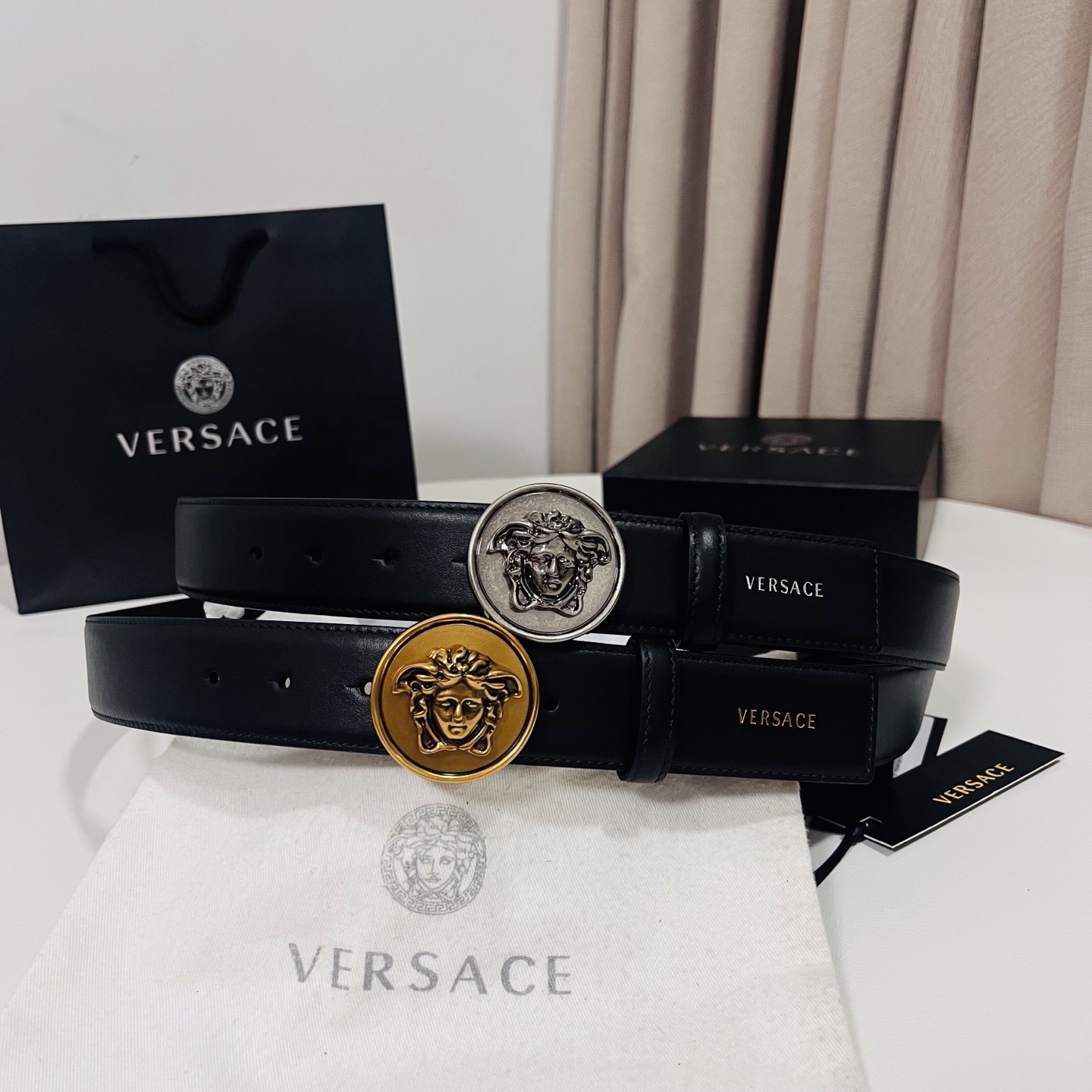 范思哲 新款 牛皮革腰带，饰有Versace Logo字样，配有圆形金属搭扣，搭扣采用复古饰面，镶嵌立体