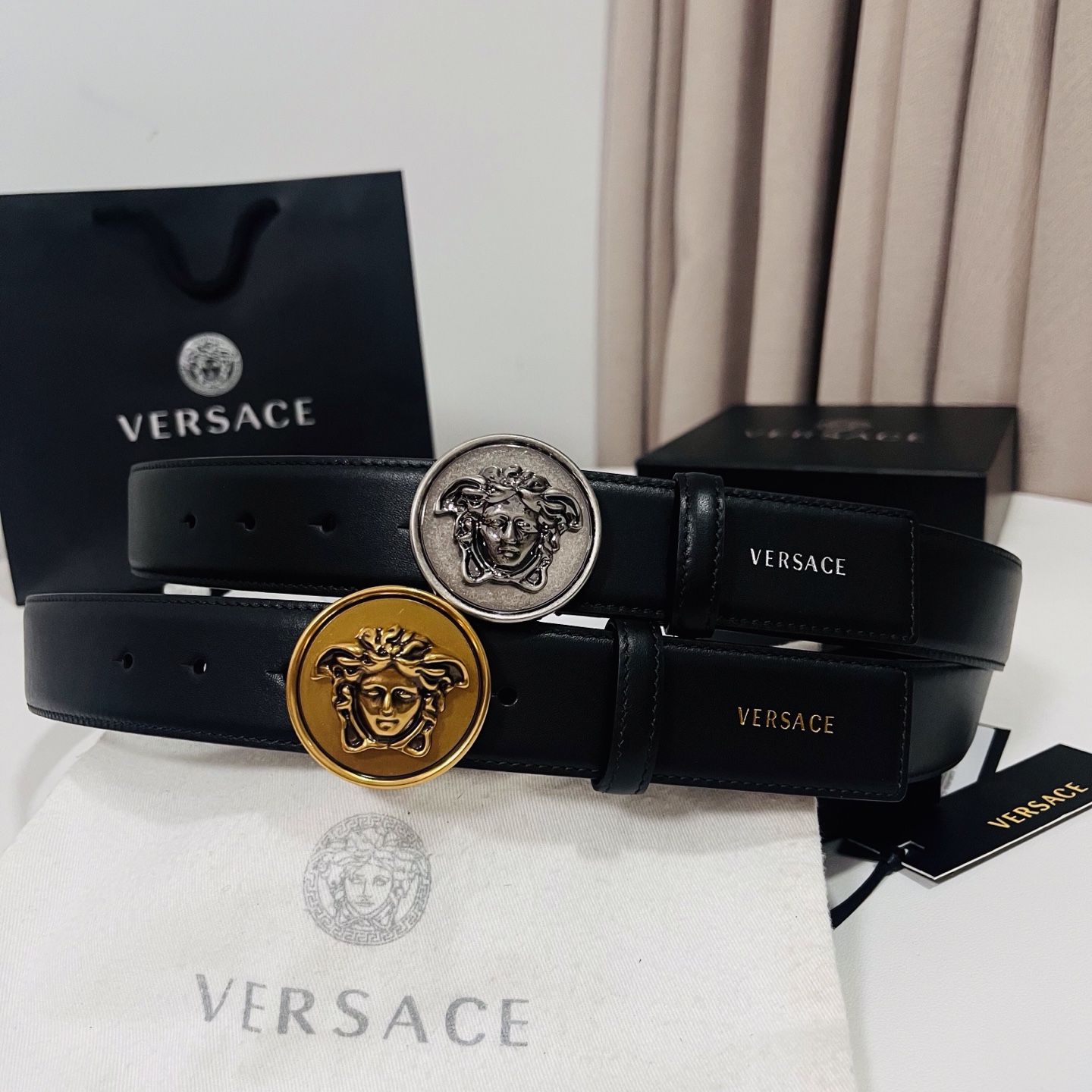 范思哲 新款 牛皮革腰带，饰有Versace Logo字样，配有圆形金属搭扣，搭扣采用复古饰面，镶嵌立体