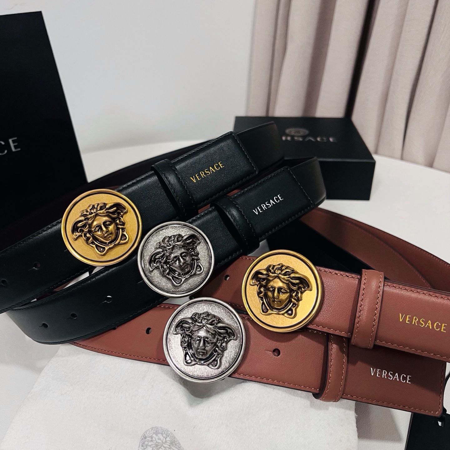 范思哲 新款 牛皮革腰带，饰有Versace Logo字样，配有圆形金属搭扣，搭扣采用复古饰面，镶嵌立体