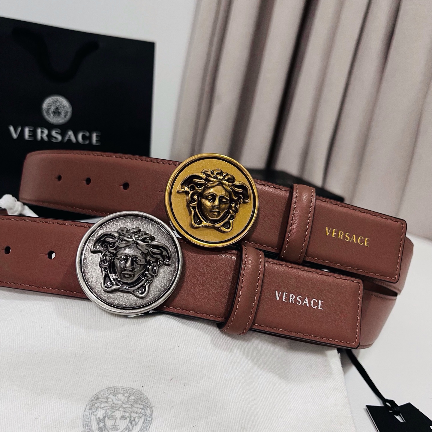 范思哲 新款 牛皮革腰带，饰有Versace Logo字样，配有圆形金属搭扣，搭扣采用复古饰面，镶嵌立体