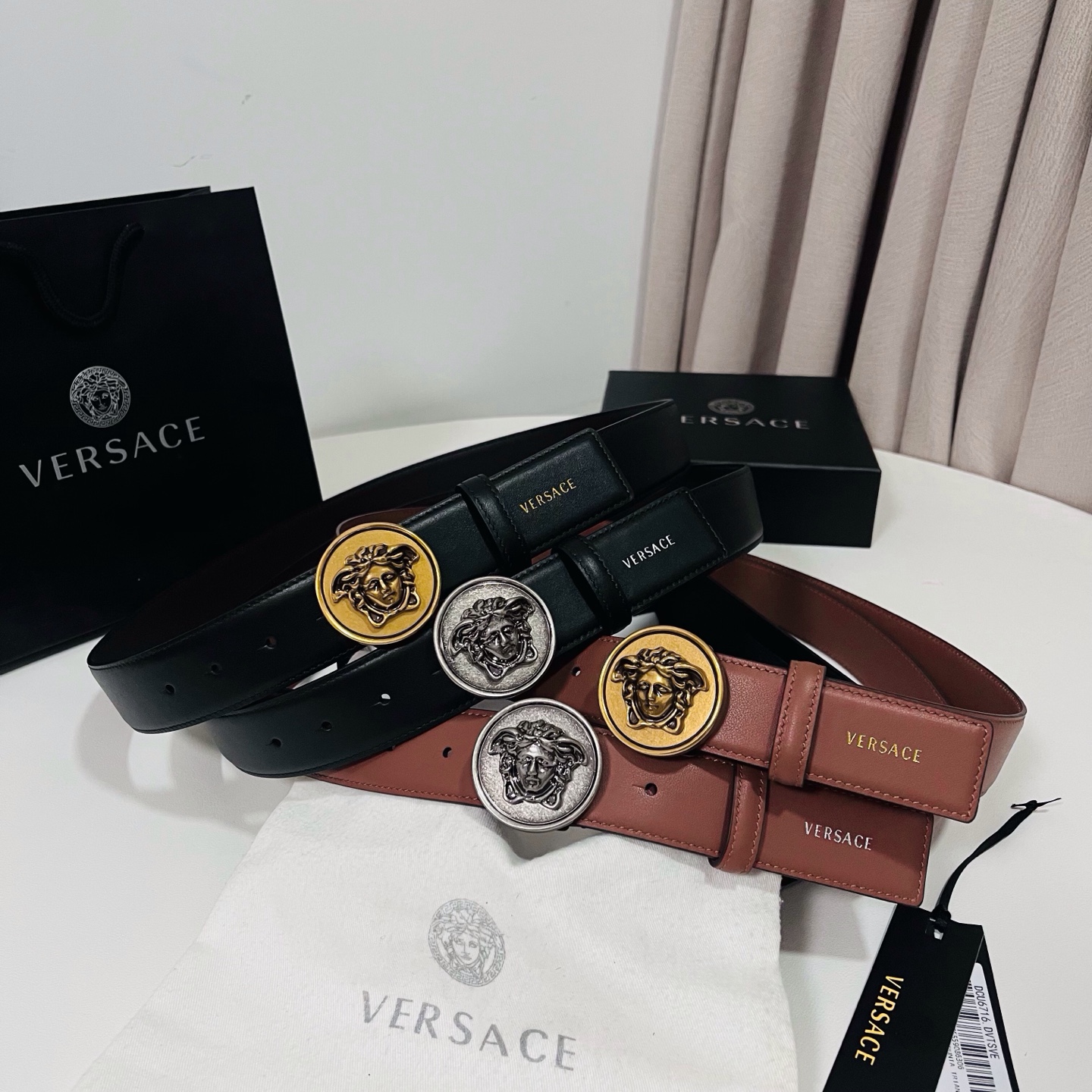 范思哲 新款 牛皮革腰带，饰有Versace Logo字样，配有圆形金属搭扣，搭扣采用复古饰面，镶嵌立体