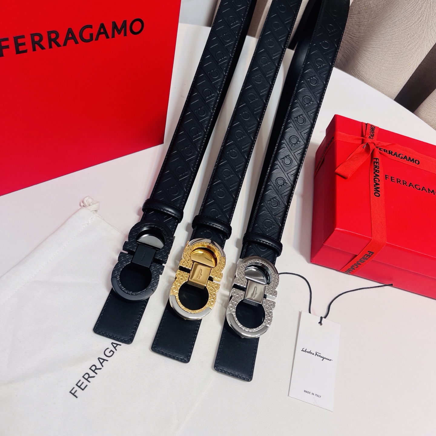 NO:882824,Original order Ferragamo's new model has a neat and simple style, selected cow leather hand-impregnated with wax, with a transparent and delicate touch and outstanding durability. It is equipped with a ruthenium-finished Gancini square center buckle, the length can be flexibly adjusted to suit various body shapes and styles, 3.5cm, belt, ferragamo, cowhide19860909原单 菲拉格慕 新款 版型利落简约,甄选牛皮革手工浸润蜡质,触感通透细腻,耐用性出众.搭配钌金饰面 Gancini 方形中心牌带扣,长度可灵活调节,适配多样身形与风格,3.5cm,皮带,ferragamo,cowhide,Belt