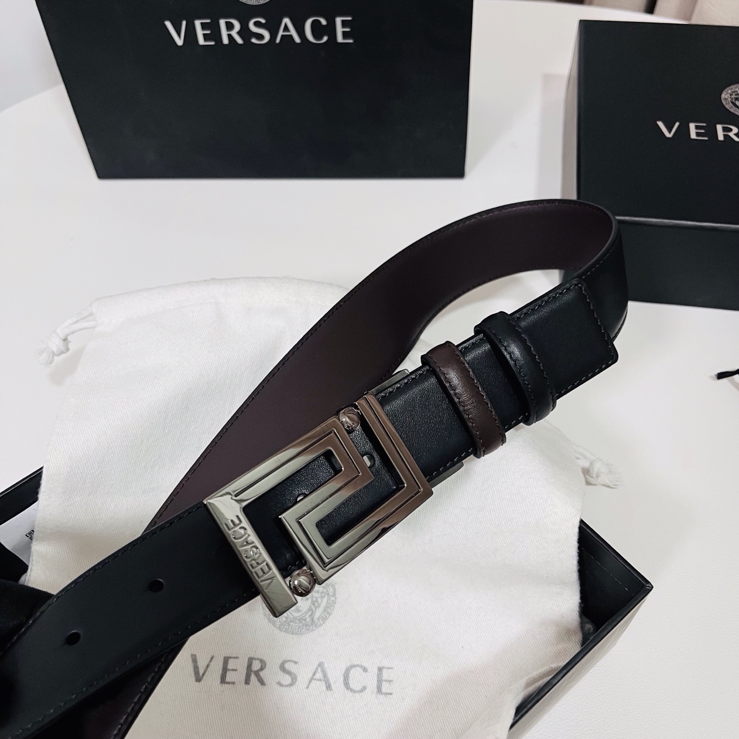 范思哲 新款，此款双面小牛皮腰带采用两种不同的纯色配色和刻有Versace Logo的Greca双面搭扣