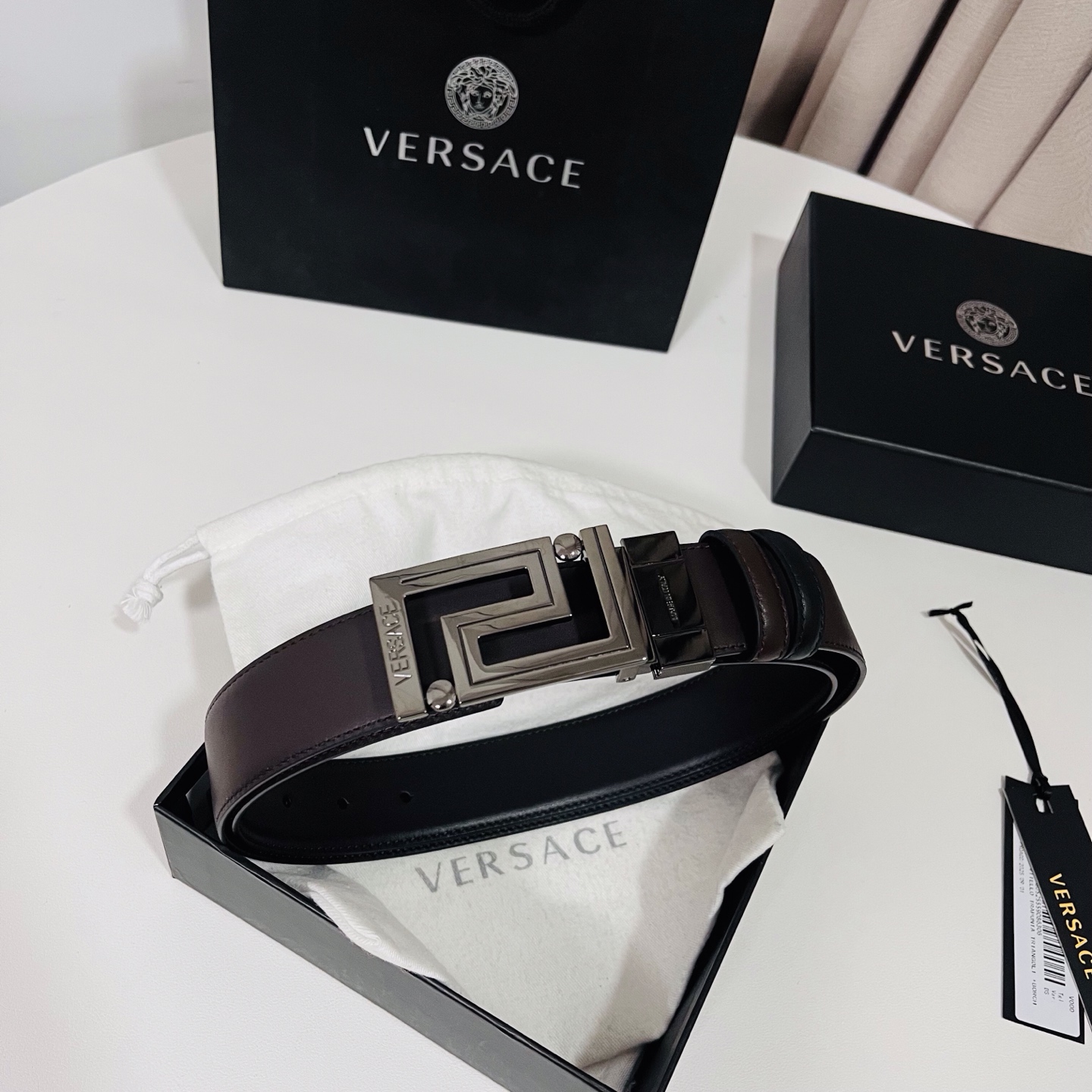 范思哲 新款，此款双面小牛皮腰带采用两种不同的纯色配色和刻有Versace Logo的Greca双面搭扣