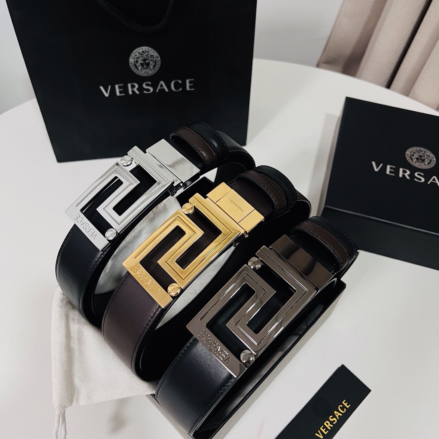 范思哲 新款，此款双面小牛皮腰带采用两种不同的纯色配色和刻有Versace Logo的Greca双面搭扣