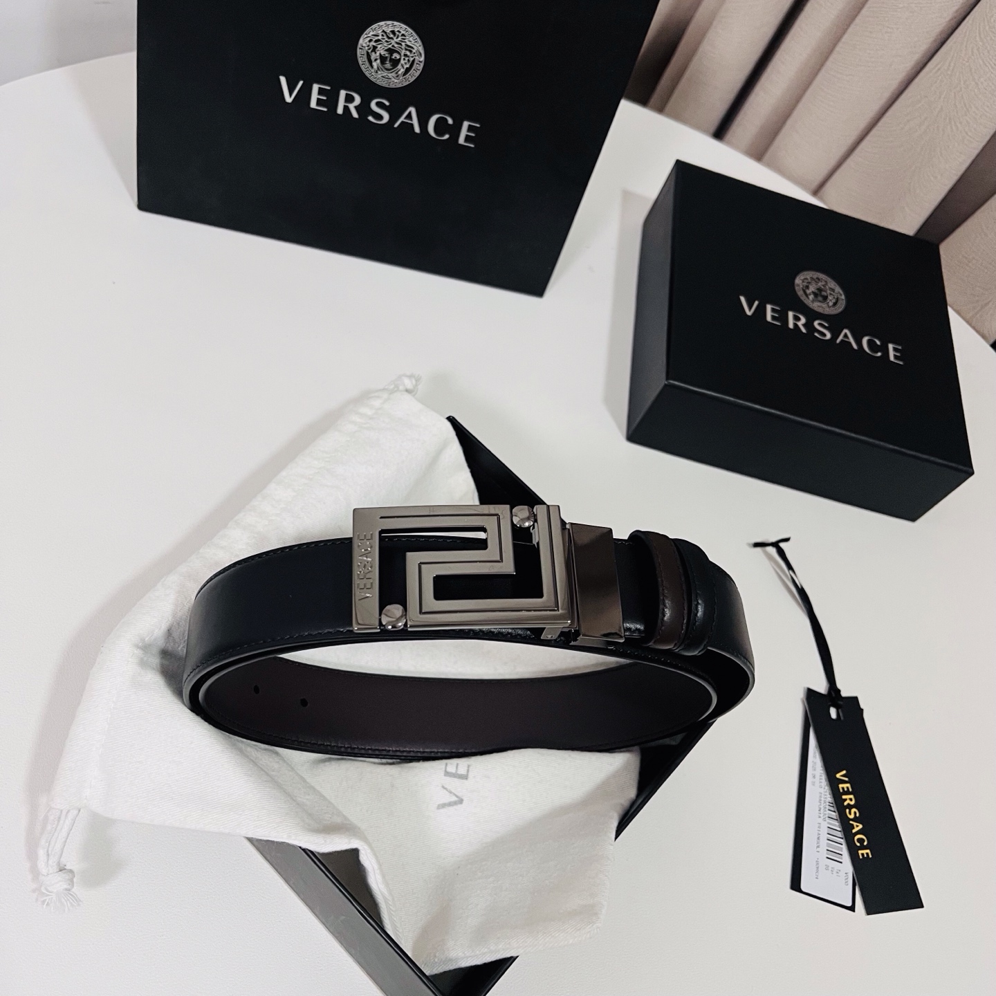 范思哲 新款，此款双面小牛皮腰带采用两种不同的纯色配色和刻有Versace Logo的Greca双面搭扣